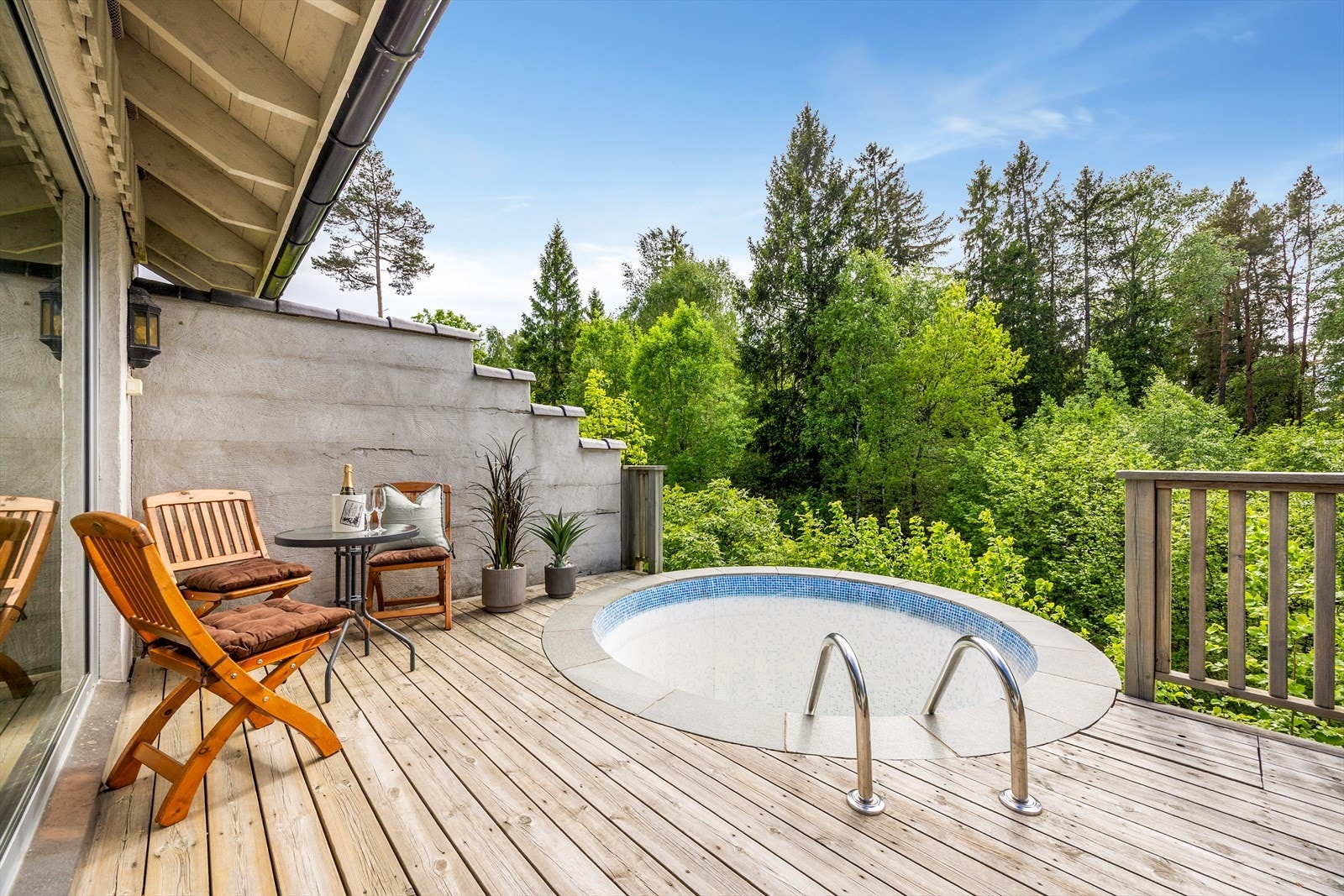 Ut fra hagestuen er det anlagt terrasse og et nedsenket basseng. Bassenget er i ustand og må oppgraderes. Galleribilde