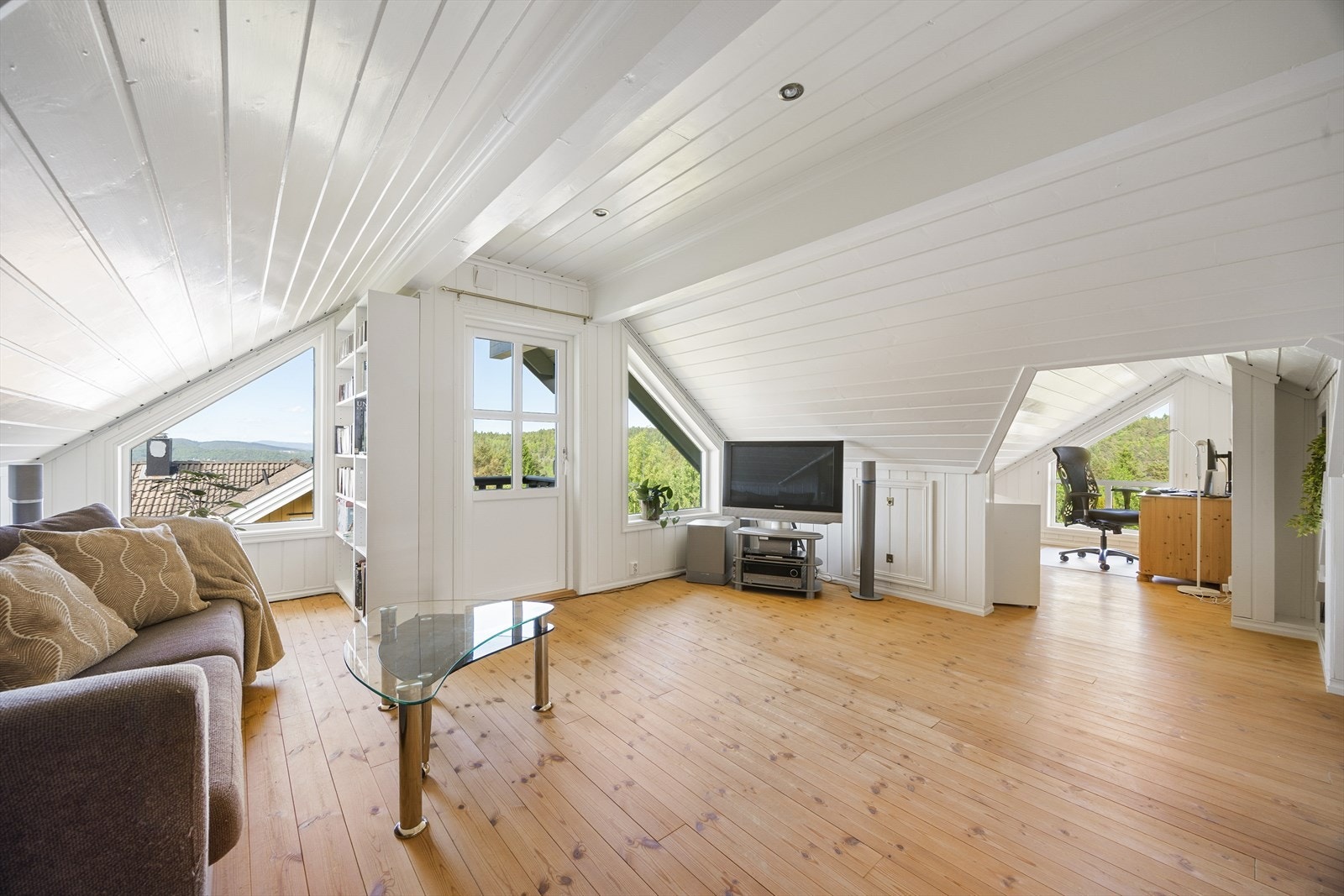 En herlig loftstue med fleksibel planløsning med plass til både sofagruppe og kontorløsning, legg merke til de tøffe vinduspostene! Galleribilde