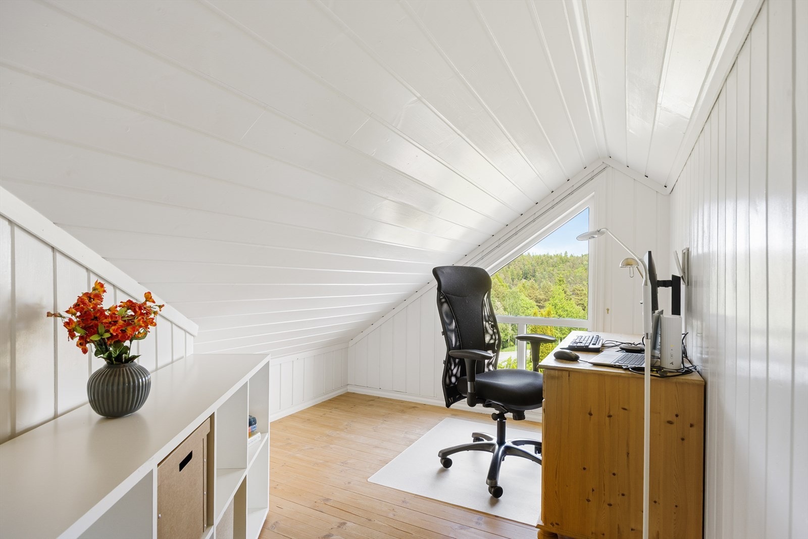 En egen krok i loftstuen er innredet som kontorplass. Galleribilde