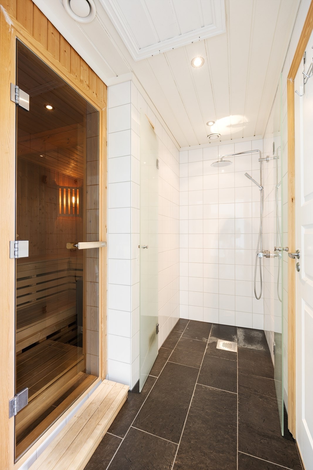 Dusjrommet i hagestuen har varmekabler og har direkte tilknytning til badstuen. Galleribilde