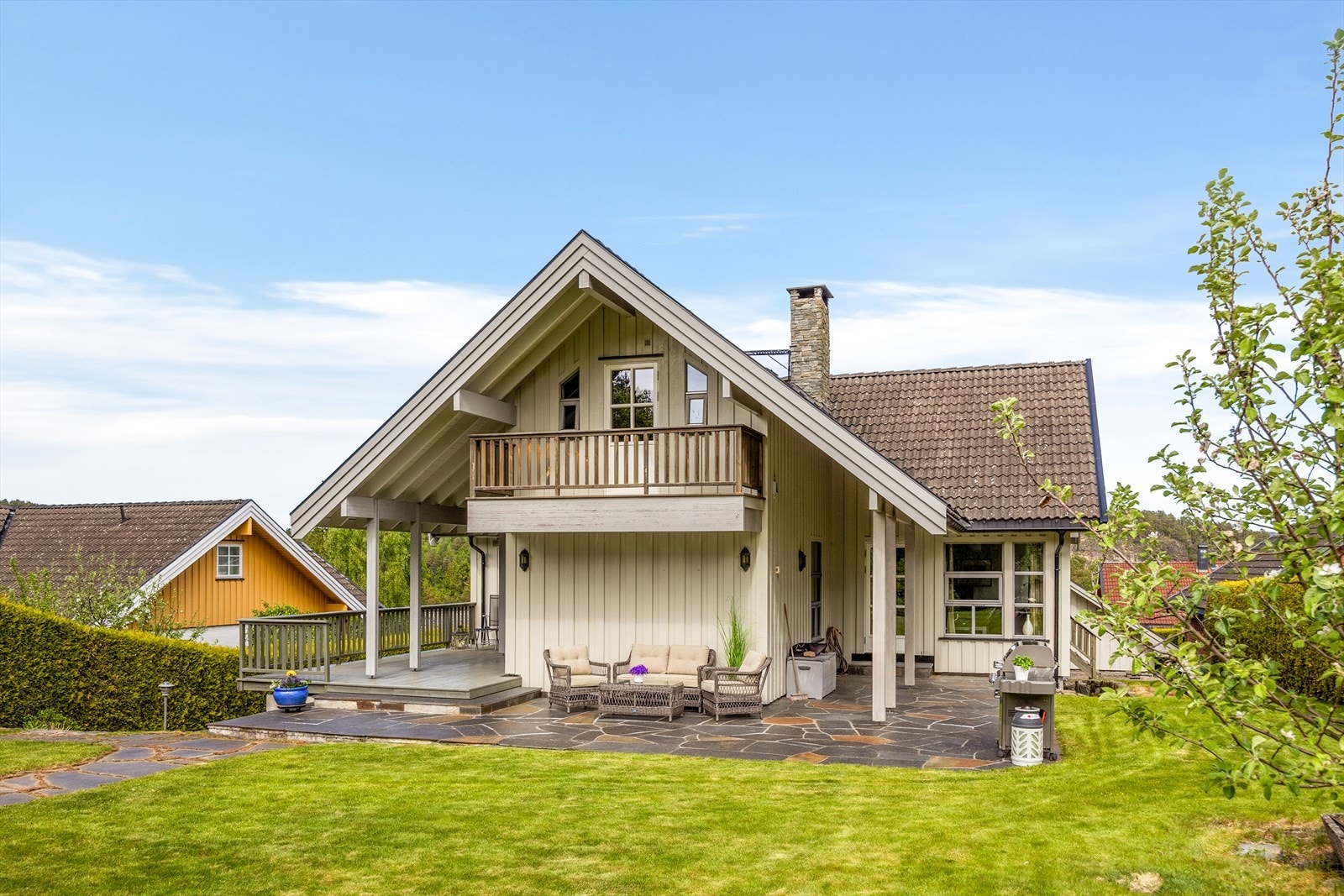 Den hellelagte terrassen er på ca. 55 m² og har god plass til utemøbler og grill. Galleribilde