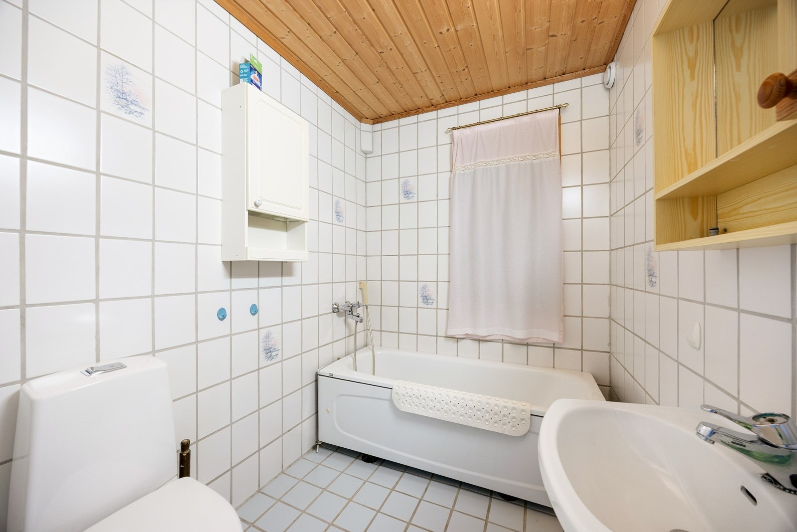 Badet i underetasjen er innredet med badekar, servant og toalett. Galleribilde