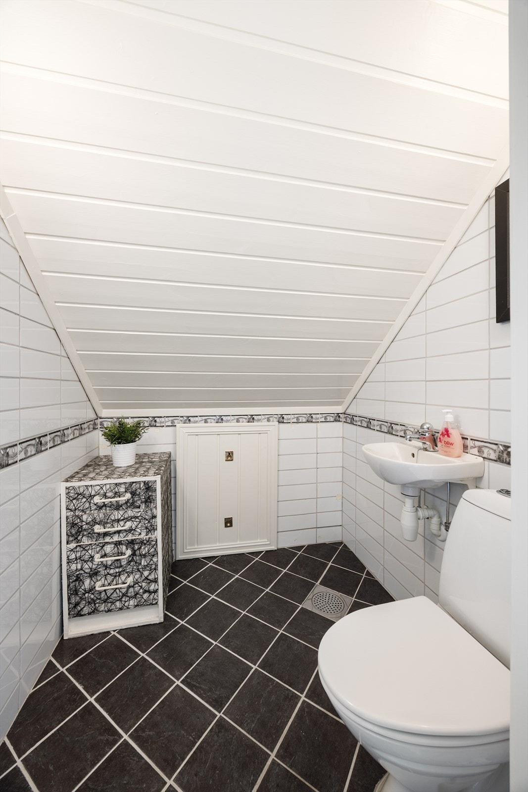 Toalettrom på loftetasjen med flislagt gulv og varmekabler. Galleribilde