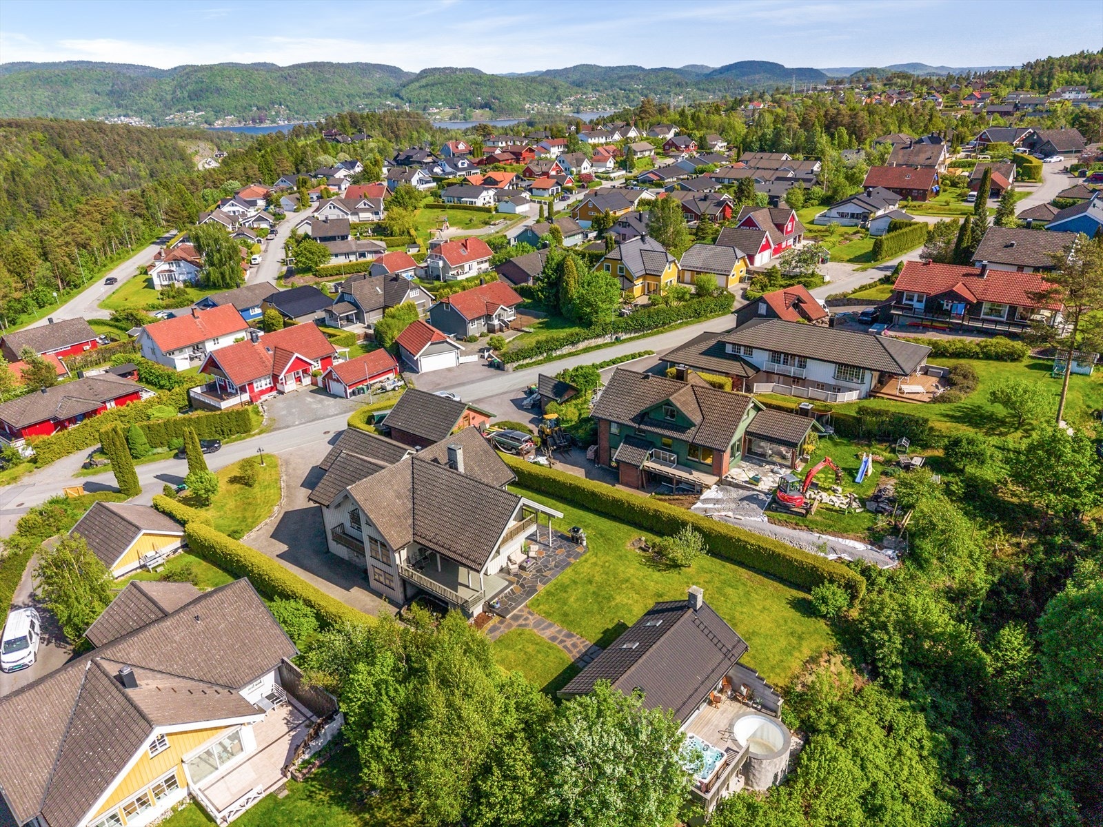 Det er for øvrig gangavstand til dagligvareforretningen Spar, frisør og bensinstasjon på Skjelsvik, samt kollektiv transportsentral som er et knutepunkt for lokal- og regionalruter med buss. Galleribilde