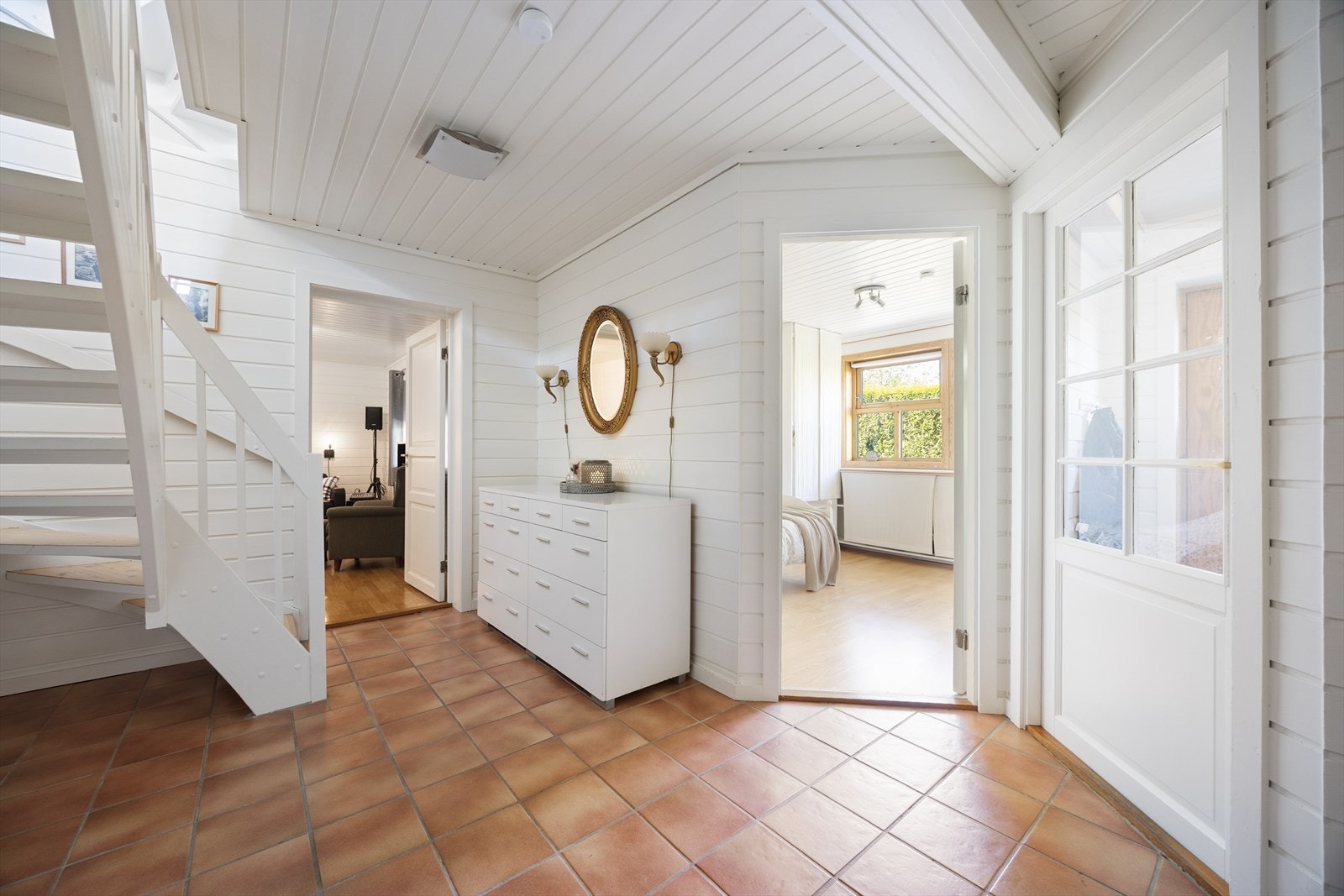 Lys og hyggelig hall i underetasjen. Galleribilde