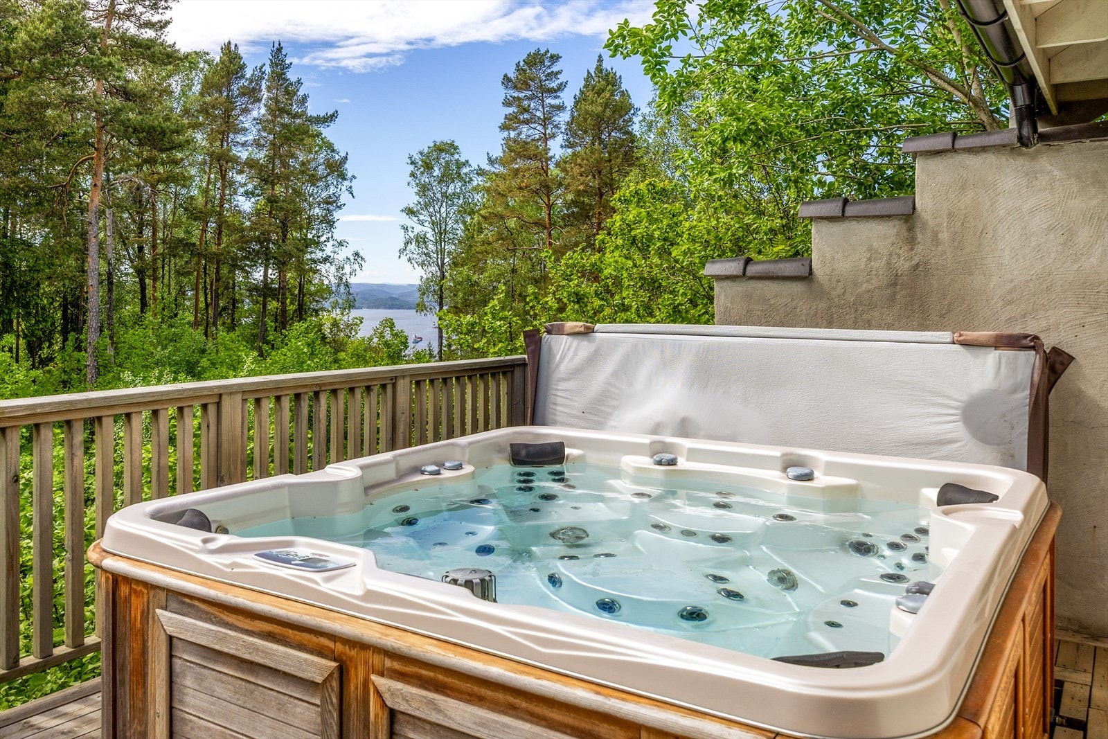 Det er også installert jacuzzi hvor du kan se Frierfjorden! Galleribilde