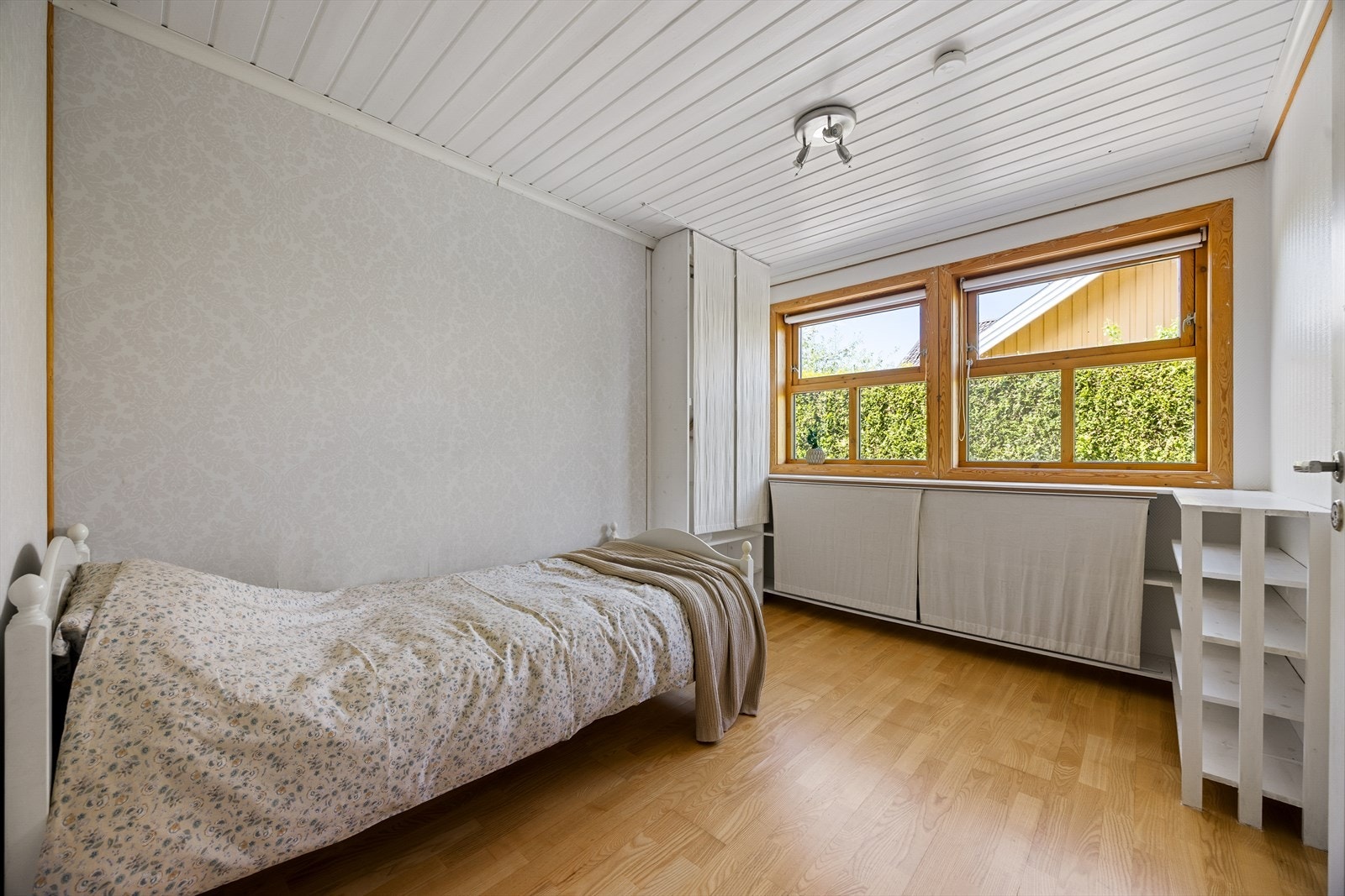 Ett av to soverom i underetasjen, her er det god plass til seng og garderobeløsning. Galleribilde