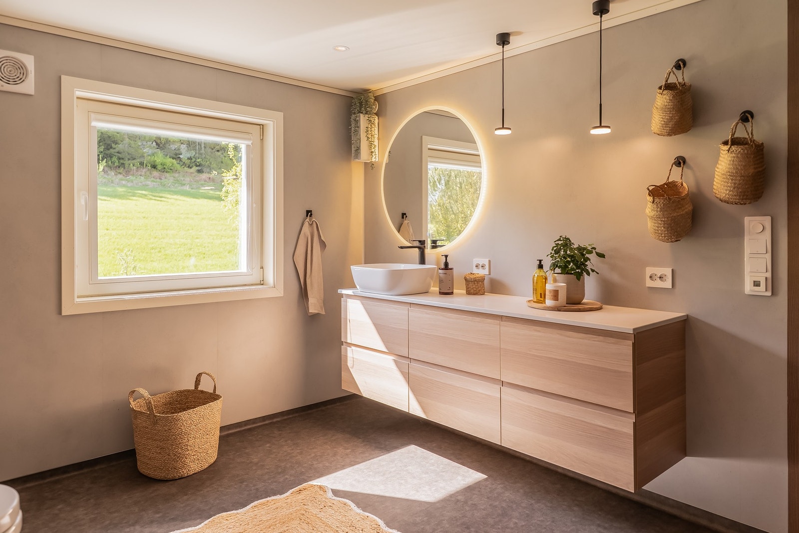 Badet ble totalrenovert i 2021 og fremstår moderne med gjennomførte materialvalg og funksjonelle løsninger. Galleribilde