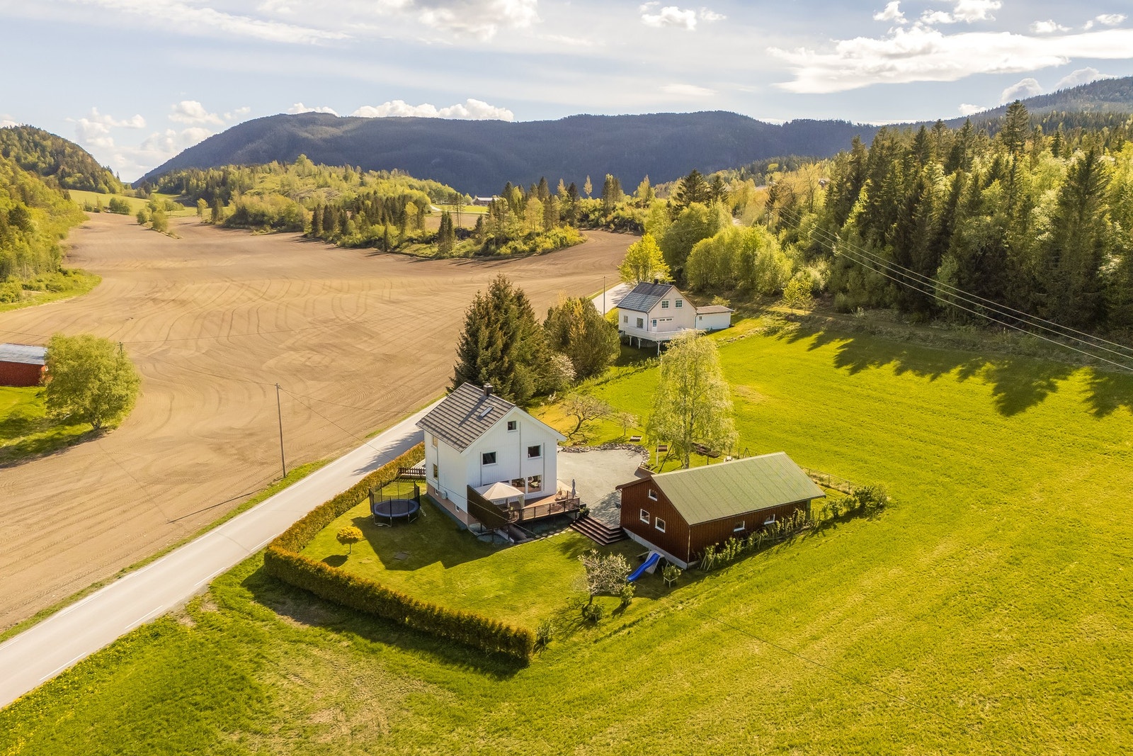 Vollanvegen 163 har en rolig og landlig beliggenhet i et område som passer godt for deg som ønsker mer plass rundt deg og en hverdag tett på naturen. Galleribilde