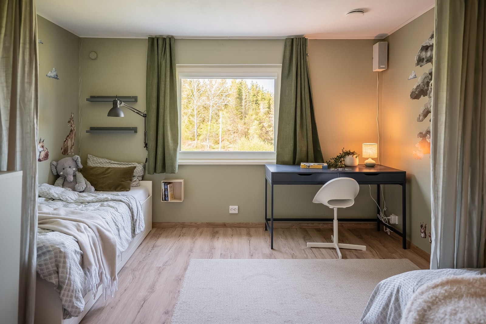 God størrelse på alle soverom gir ekstra muligheter og fint for barna å ha plass til både seng, garderobe og lekeområde. Galleribilde