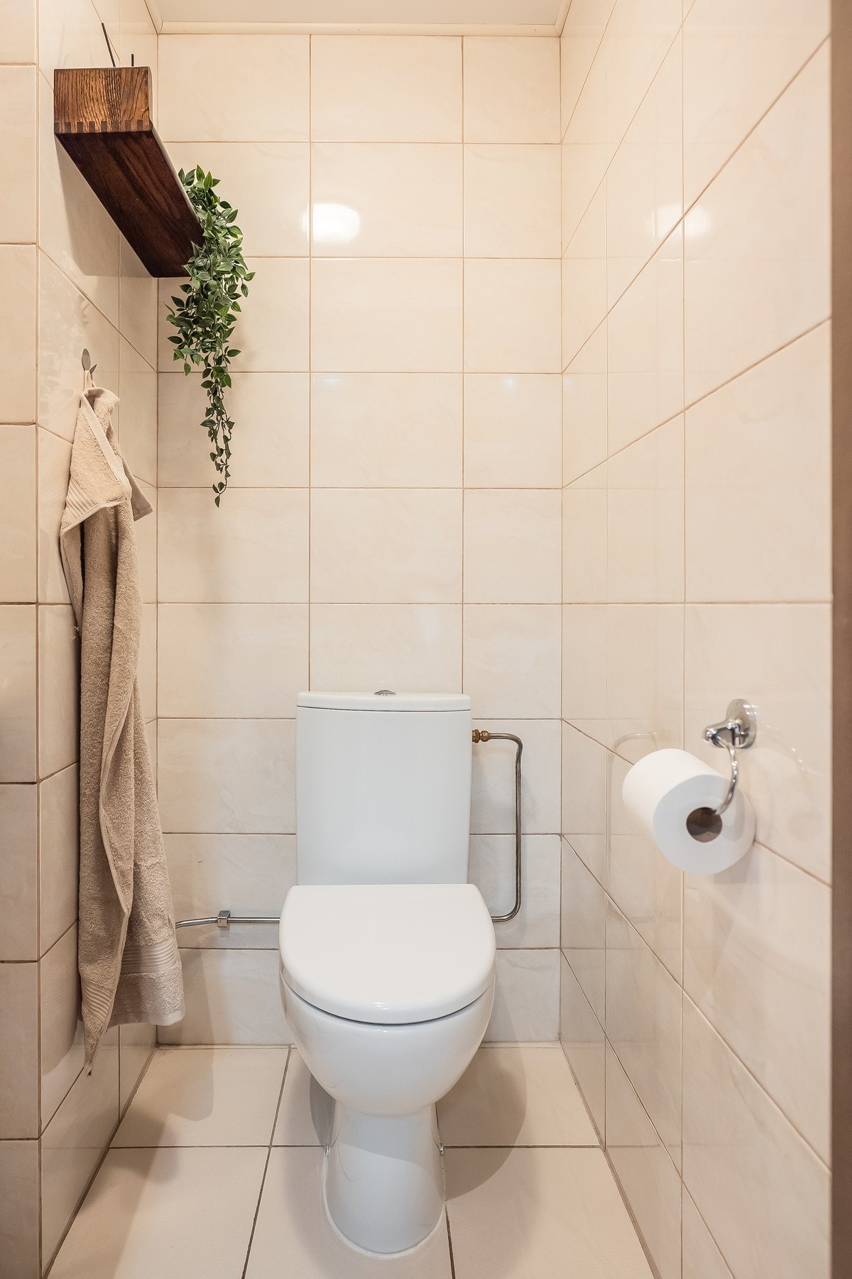 Separat toalettrom i 1. etasje som bidrar til en funksjonell planløsning og avlaster hovedbadet ved besøk eller i en travel hverdag. Galleribilde