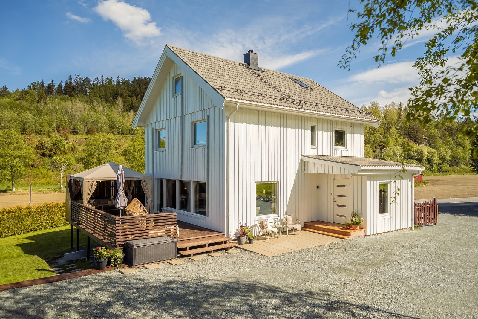 PrivatMegleren v/ Torstein Nordby har gleden av å presentere Vollavegen 163. En innholdsrik og oppgradert enebolig med landlig og fredelig beliggenhet i Åsen. Foto: Oscar Stoltenberg. Galleribilde