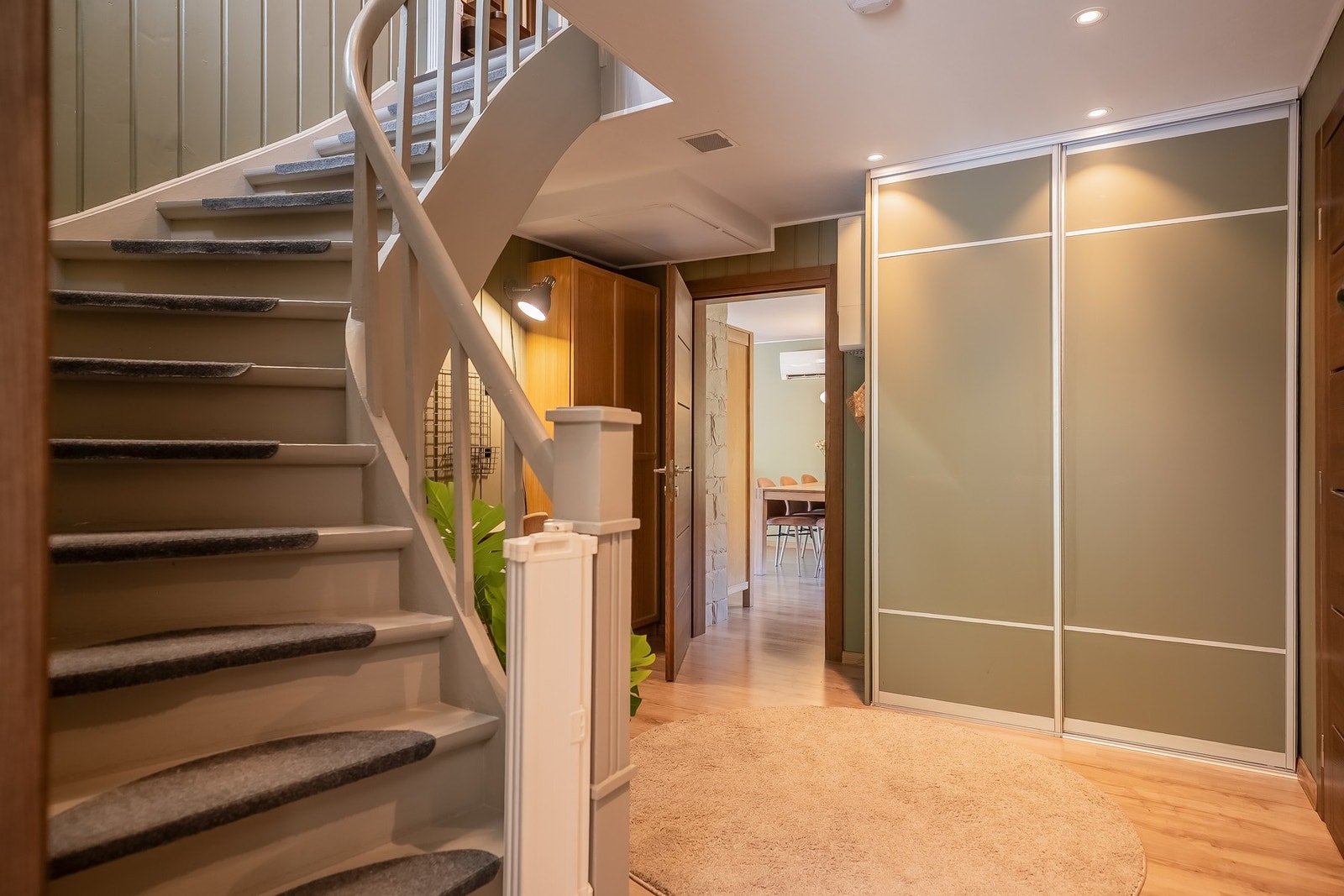 Garderobe ved hallen og trapp opp til 2. etasje. Galleribilde