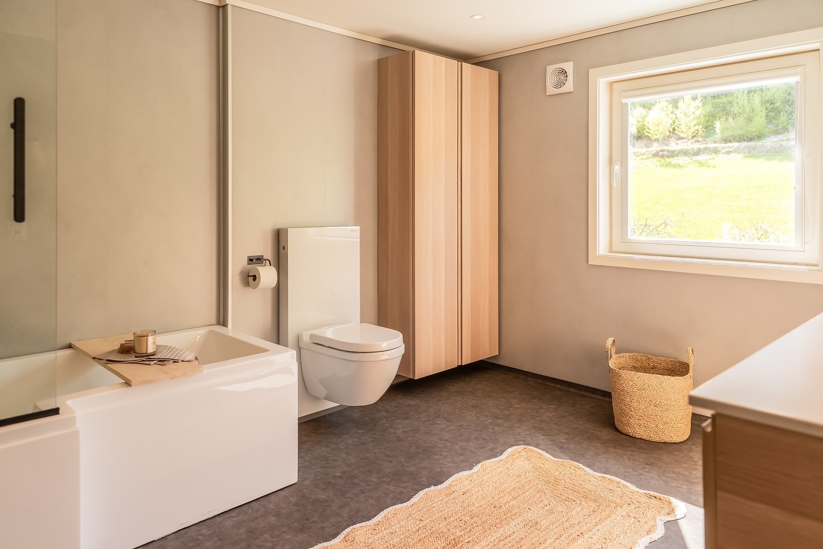 Badet er innredet med vegghengt toalett, servantinnredning fra IKEA og badekar. Galleribilde
