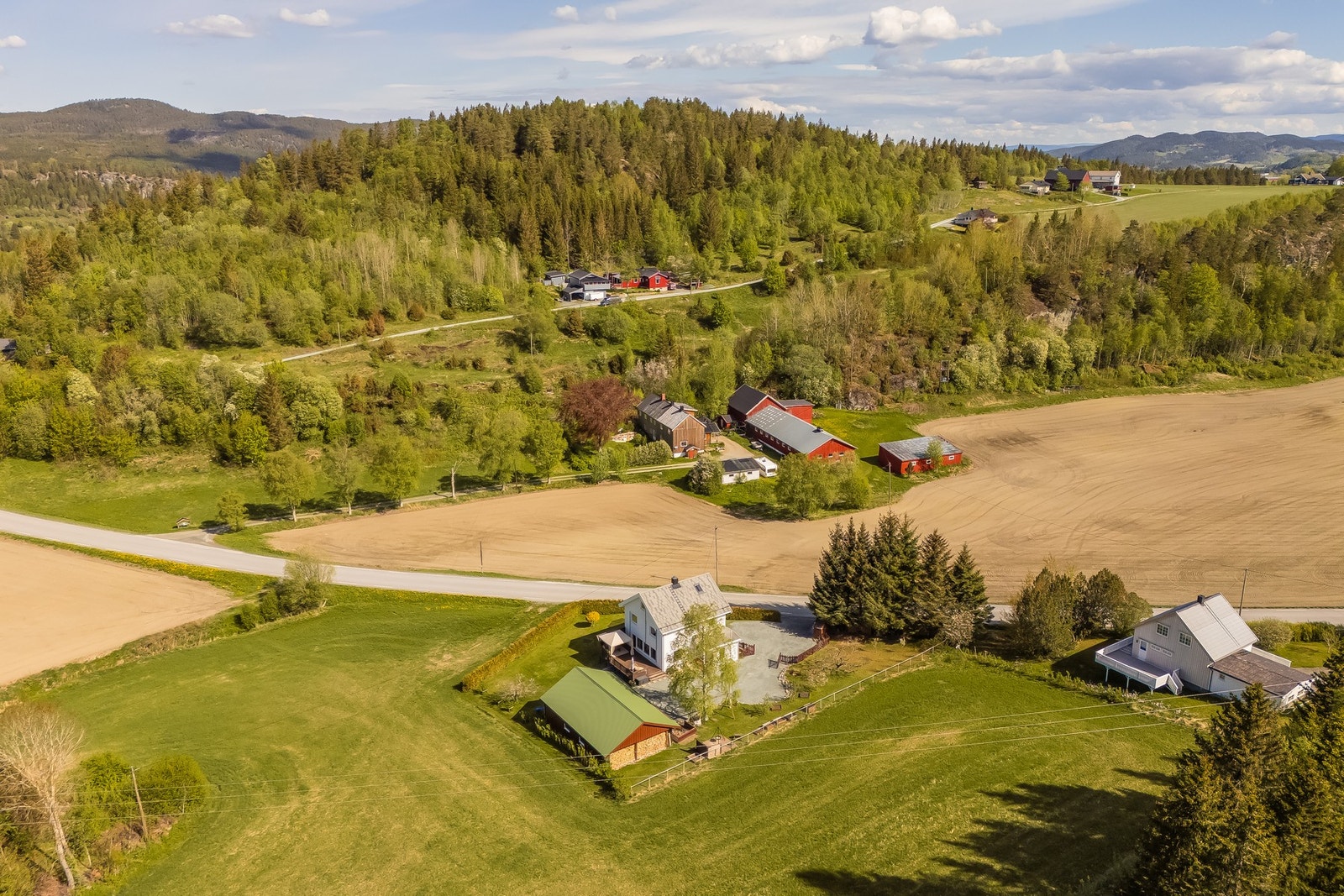 Frittliggende og åpent landskap rundt. Pent inngjerdet tomt og helhetlig gjennomførte inndelinger. Galleribilde