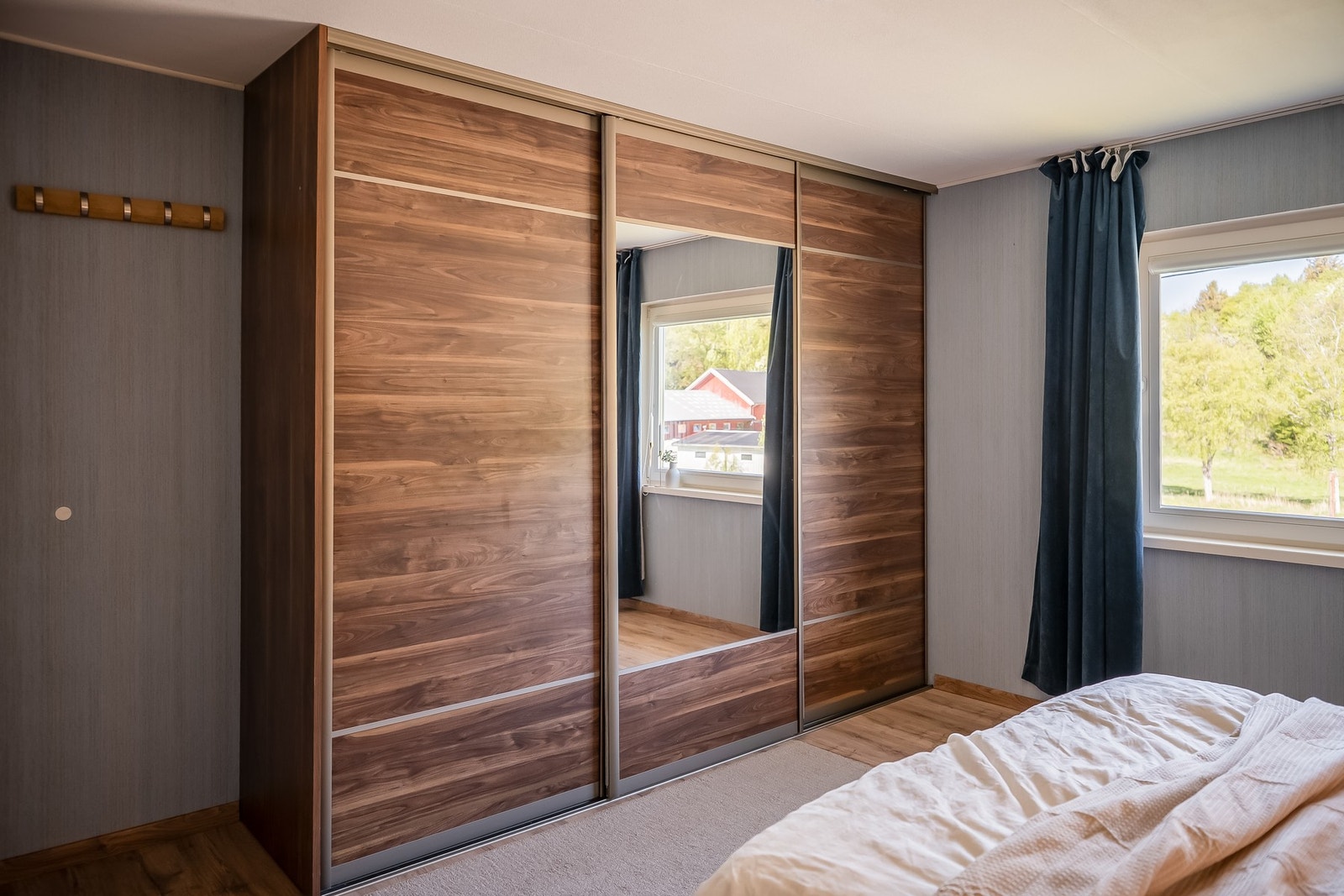 Hovedsoverommet har stor skyvedørsgarderobe. Galleribilde