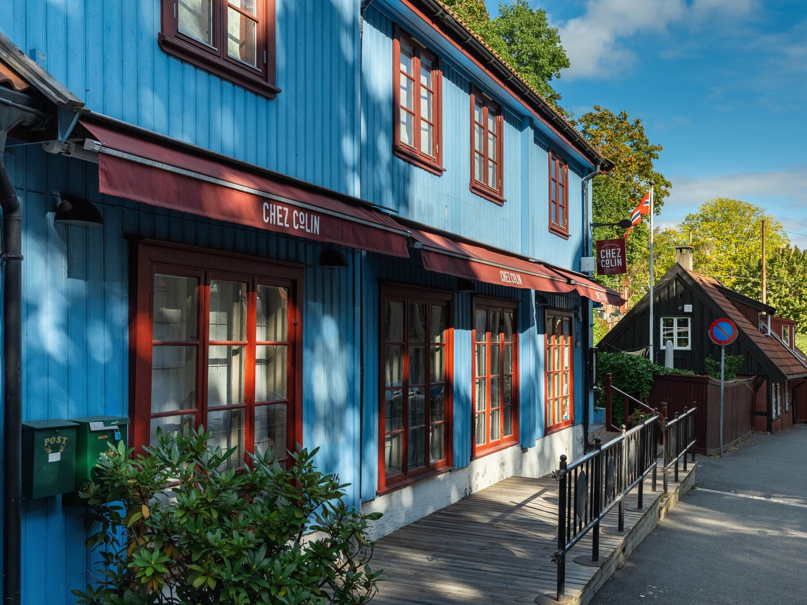 Nærområdet rett utenfor byr på flere populære restauranter og serveringssteder. Galleribilde