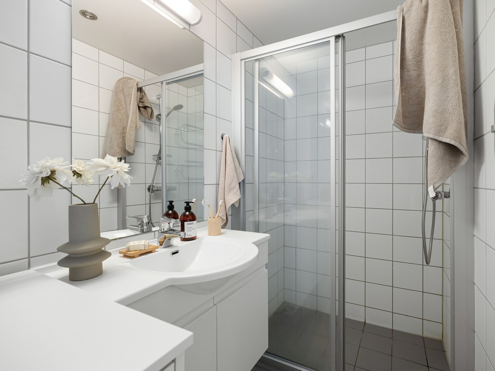 Badet er innredet med toalett, servant med underskap, dusjhjørne med skyvedører, samt plass og opplegg til vaskemaskin. Galleribilde