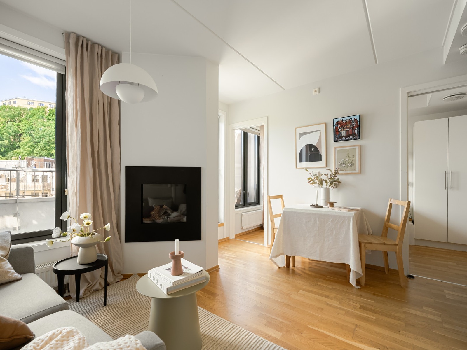 Stuen er lys og innbydende, med store vindusflater som gir rikelig med dagslys. Galleribilde