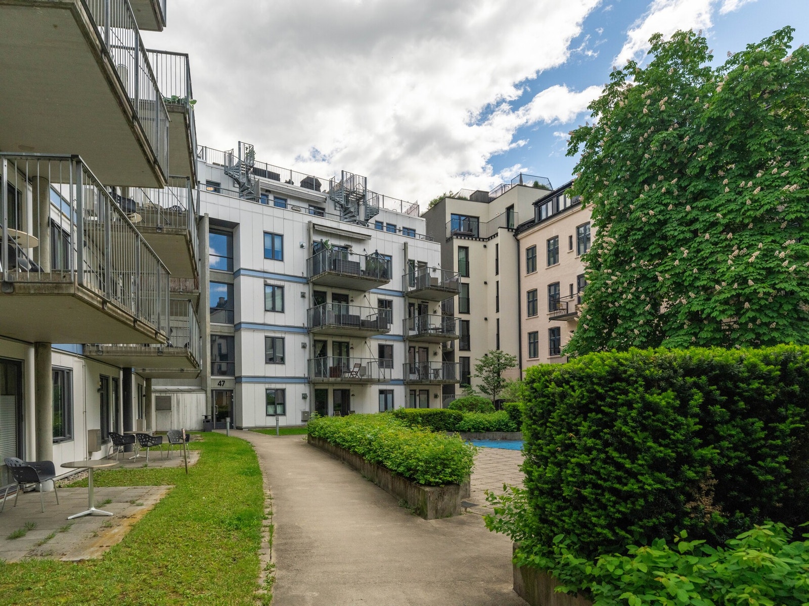 Inngang til leiligheten finner du fra lukket bakgård. Leiligheten ligger på toppen og har heisadkomst. Galleribilde