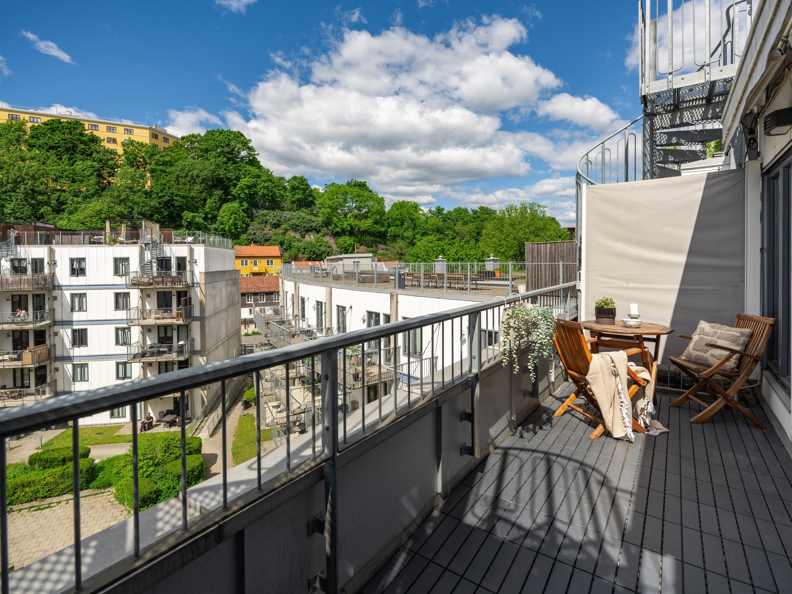 Her får du to store uteplasser: Takterrasse og denne vestvendte terrassen. Galleribilde