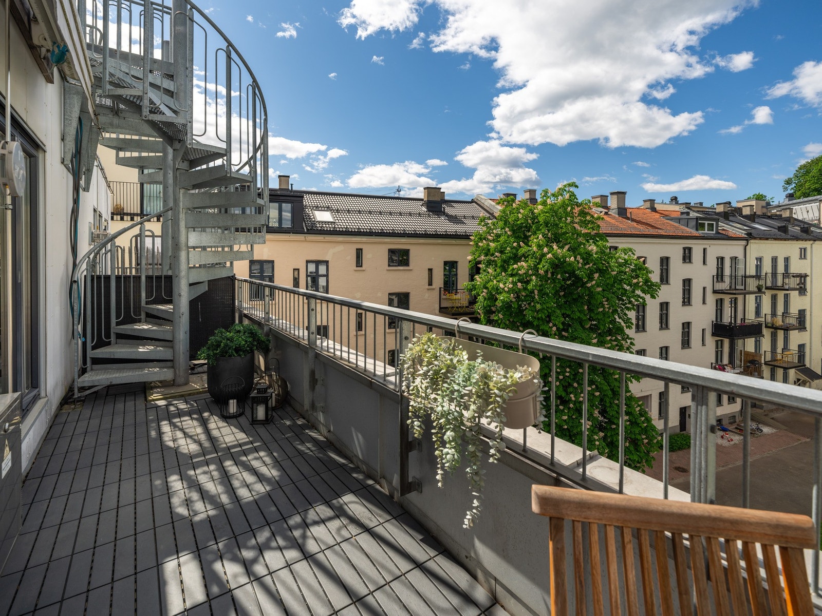 Vi beveger oss ned trappen til den vestvendte terrassen. Denne er også bare din, og ligger godt skjermet for vind. Galleribilde