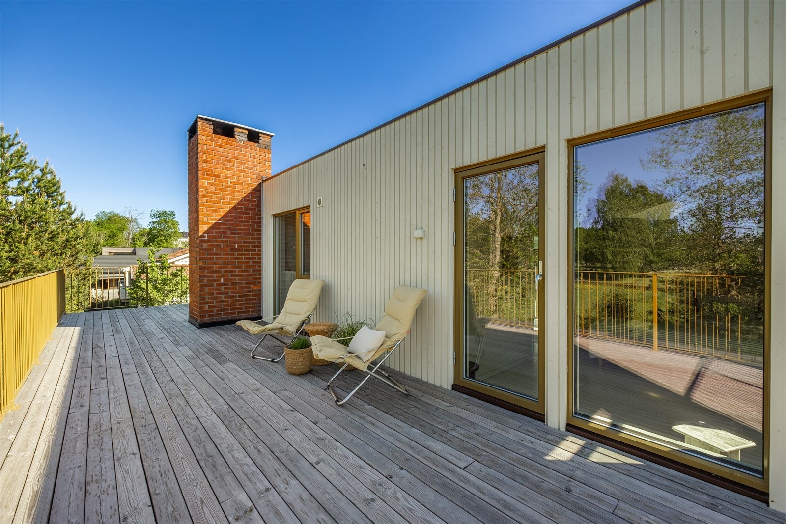 Stor takterrasse med god plass til sittegruppe og solstoler Galleribilde