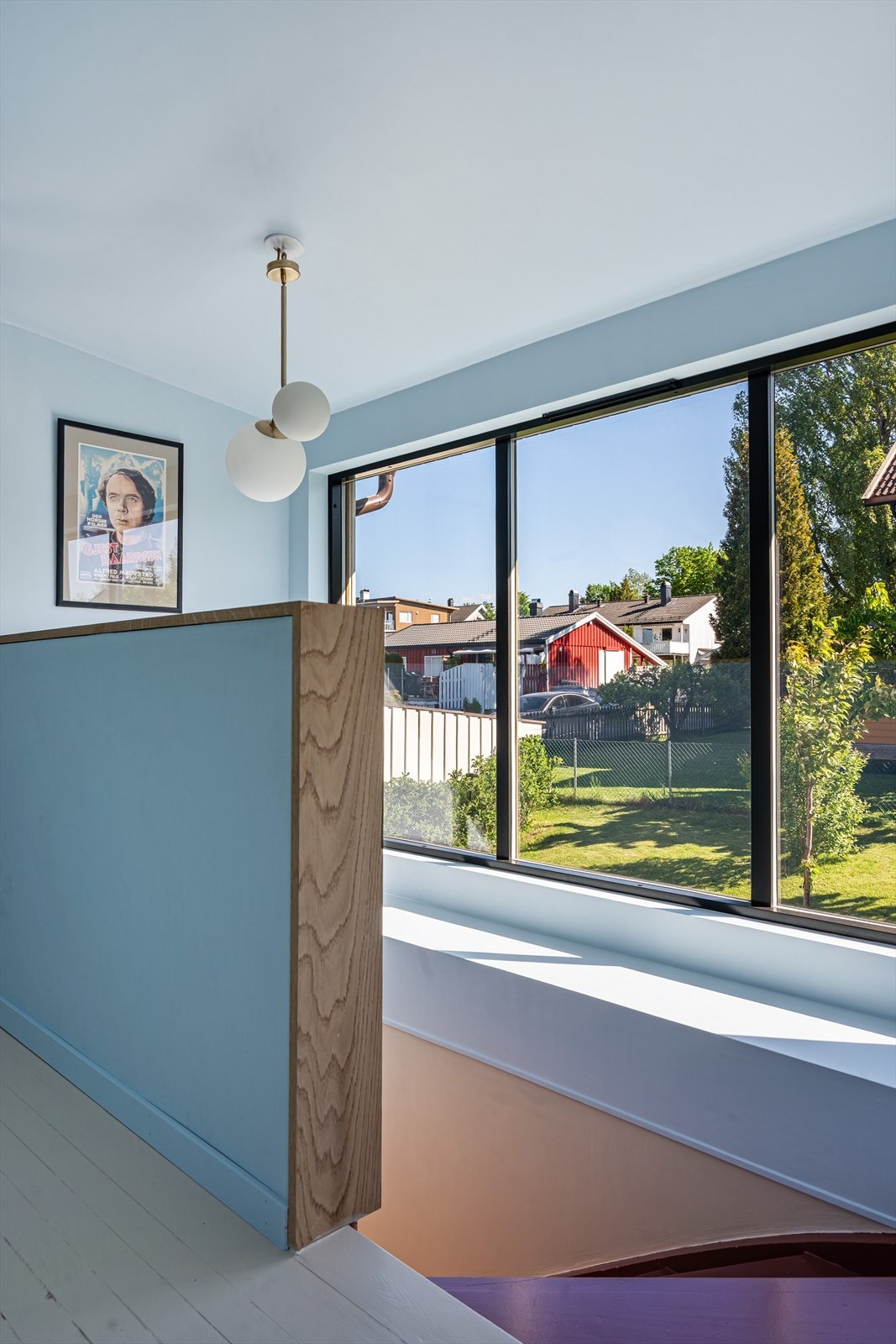 Øvre del av trappegang med flott lysinnslipp via store vindusflater Galleribilde
