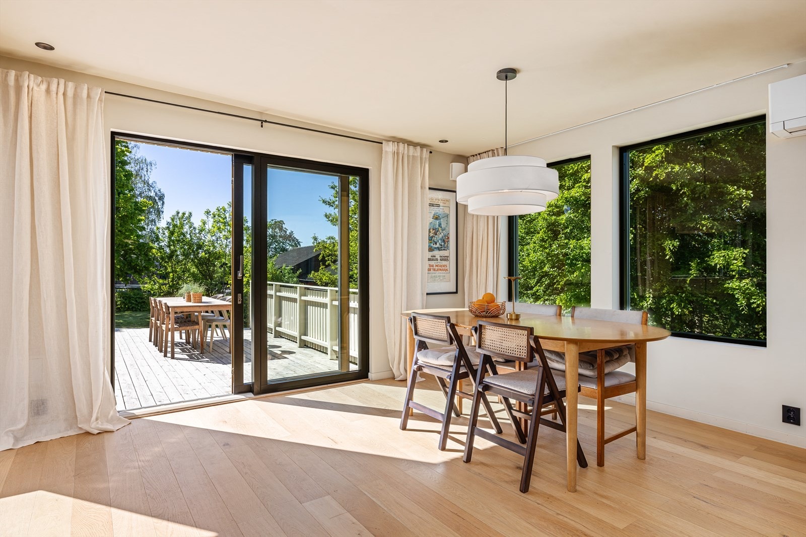 Fra spisestuen er det utgang til sydvestvendt terrasse med god plass til flere sittegrupper Galleribilde