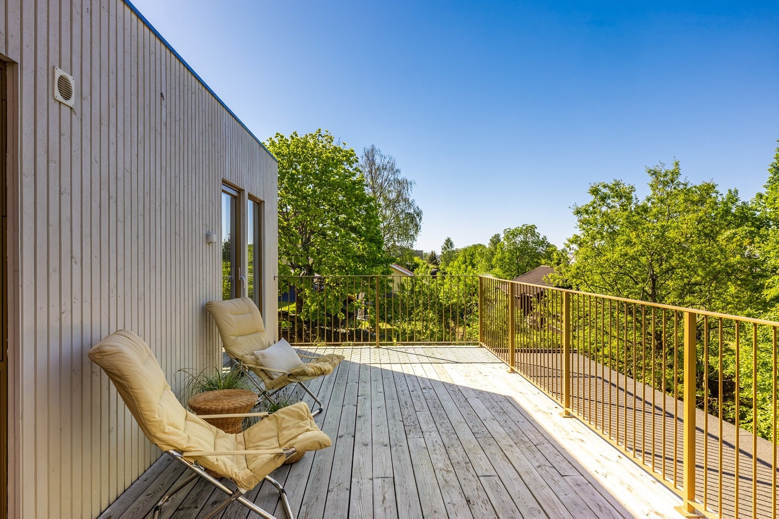 Fra soverom er det utgang til flott takterrasse med fantastisk utsikt og nydelig ettermiddag- og kveldssol Galleribilde