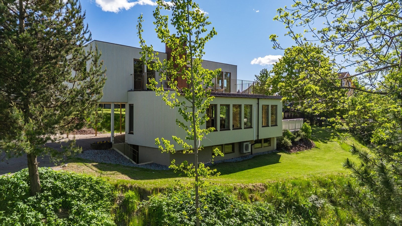 Boligen er en original funkis fra 1962, tegnet av den renommerte arkitekten Hans Jørgen Vik Galleribilde