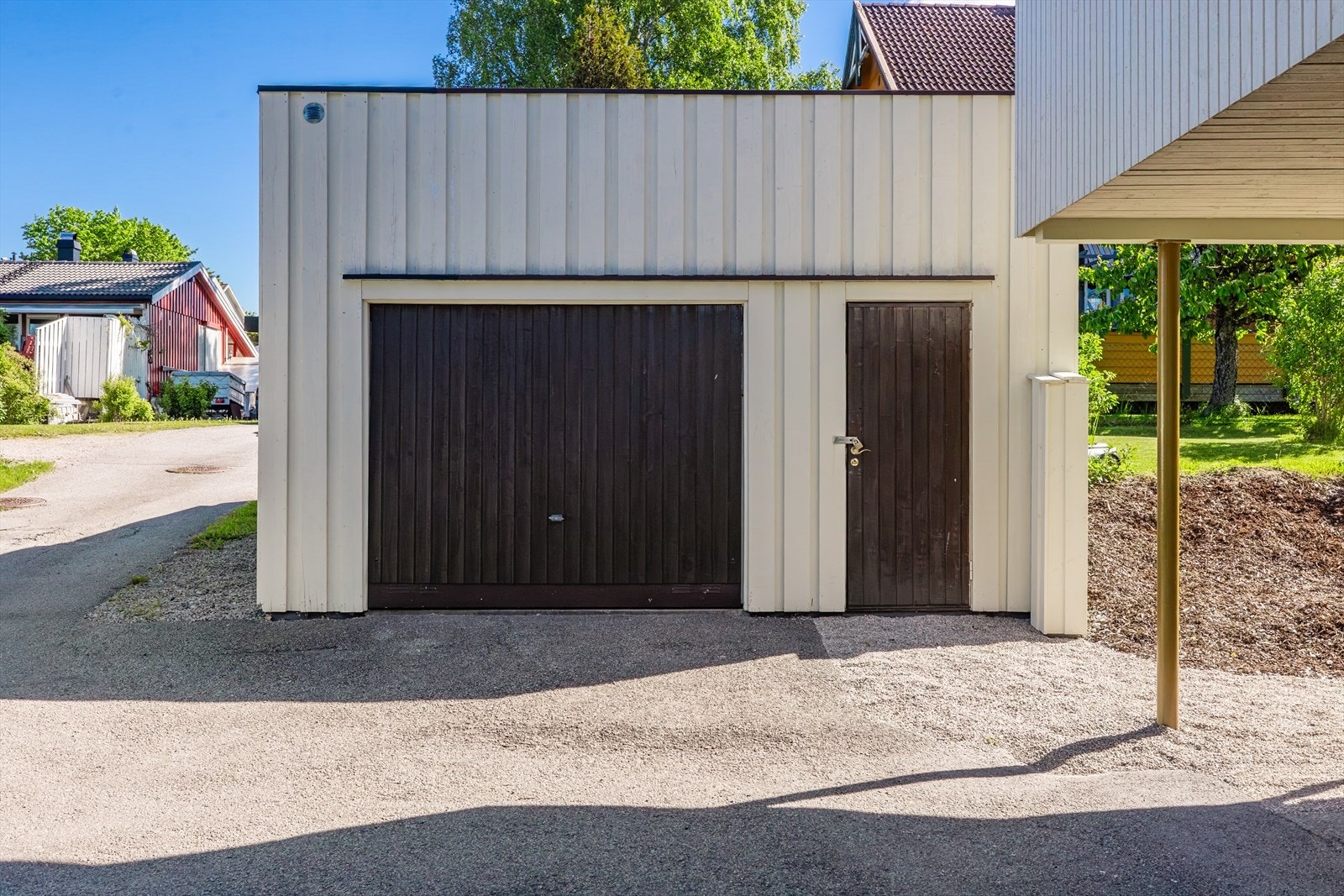 Gode parkeringsmuligheter i garasje, carport og gårdsplass Galleribilde