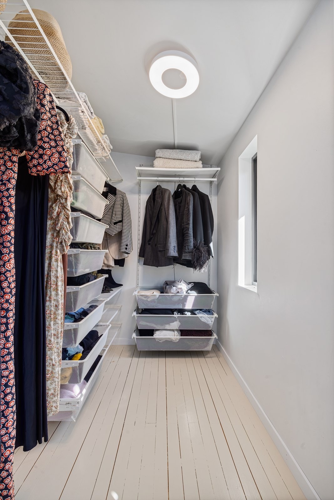 I 2.etasje er det en praktisk walk-in garderobe med innredning Galleribilde