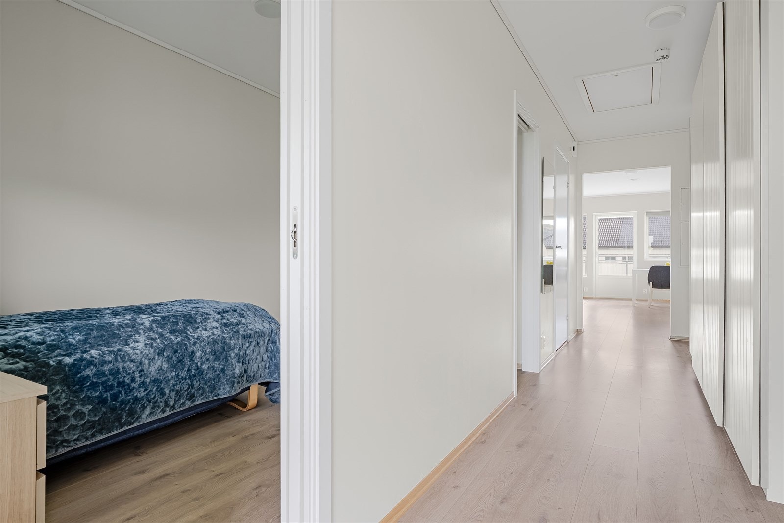 I gangen har man en større garderobe. Her er det god plass til oppbevaring. Galleribilde