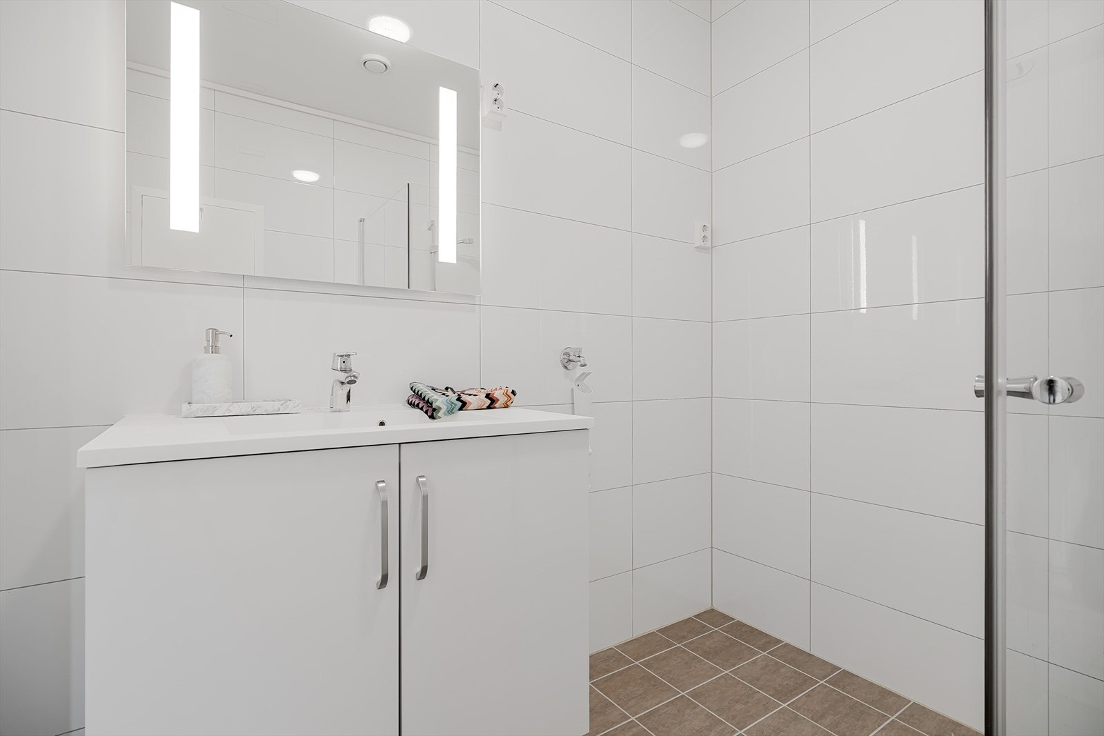 Også badet er lys innredning som gjør det tidløst og moderne. Opplegg for vaskemaskin. Galleribilde