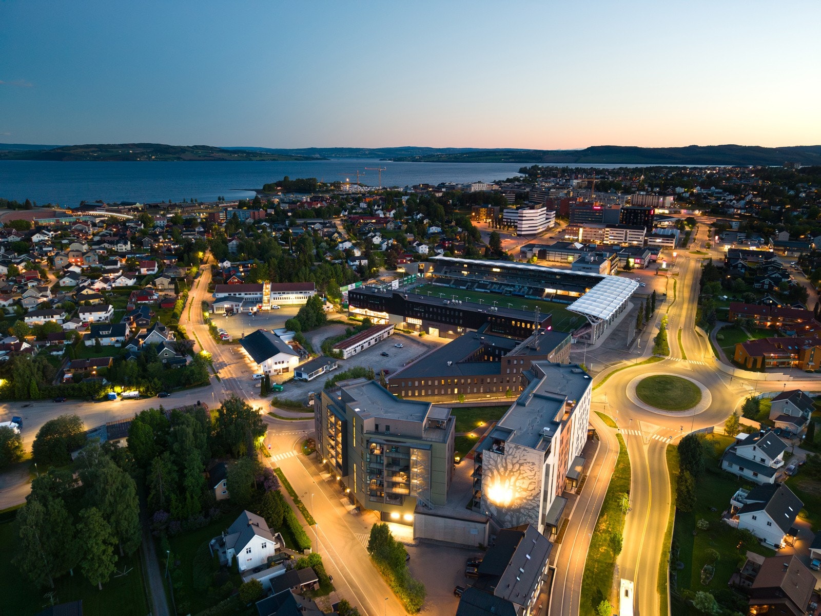 Offentlig transport er lett tilgjengelig, med en bussholdeplass kun 100 meter unna. Galleribilde