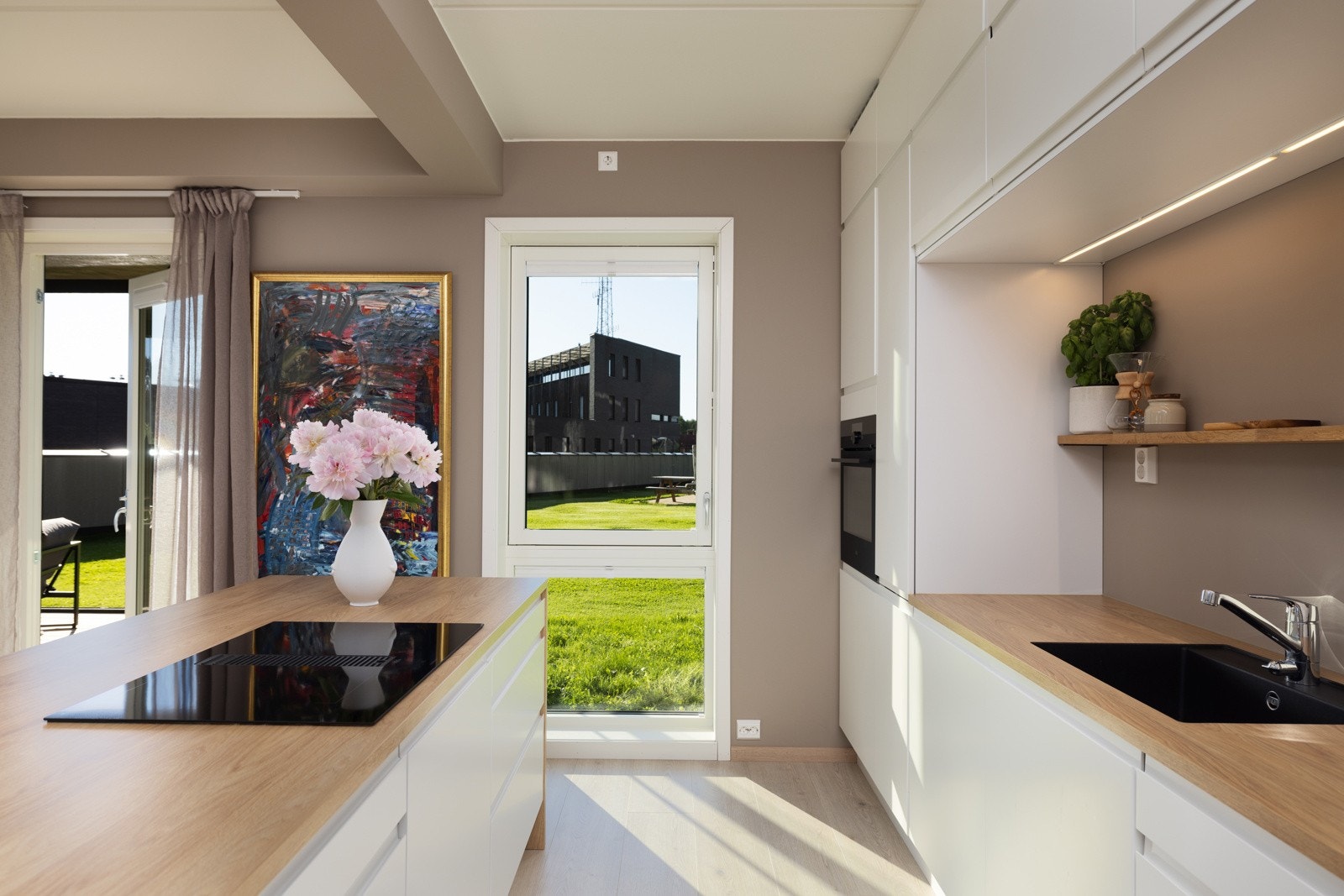 Kjøkkenøy med induksjonstopp og skap/skuffer. Galleribilde