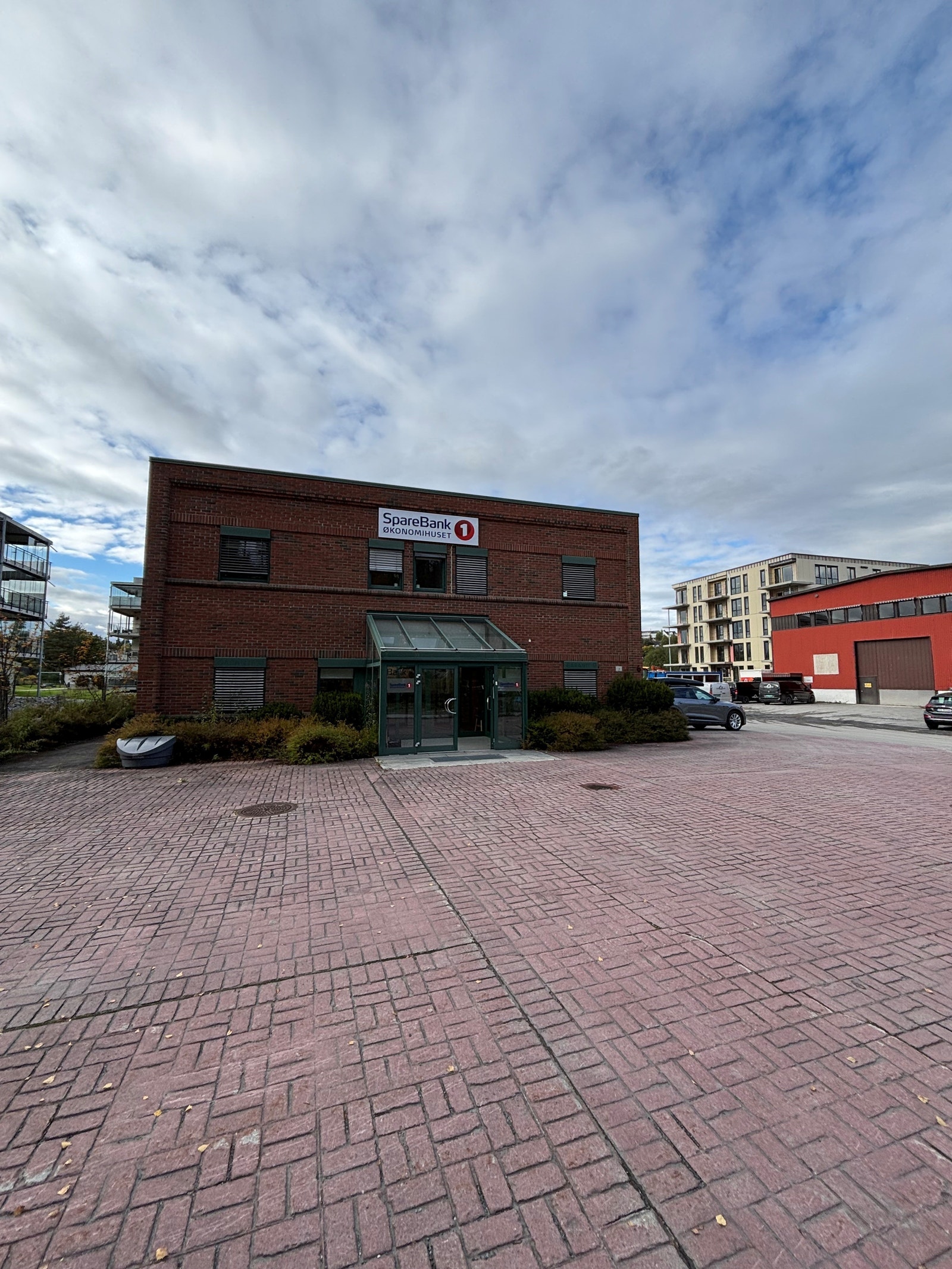Fasade med parkeringsplasser Galleribilde