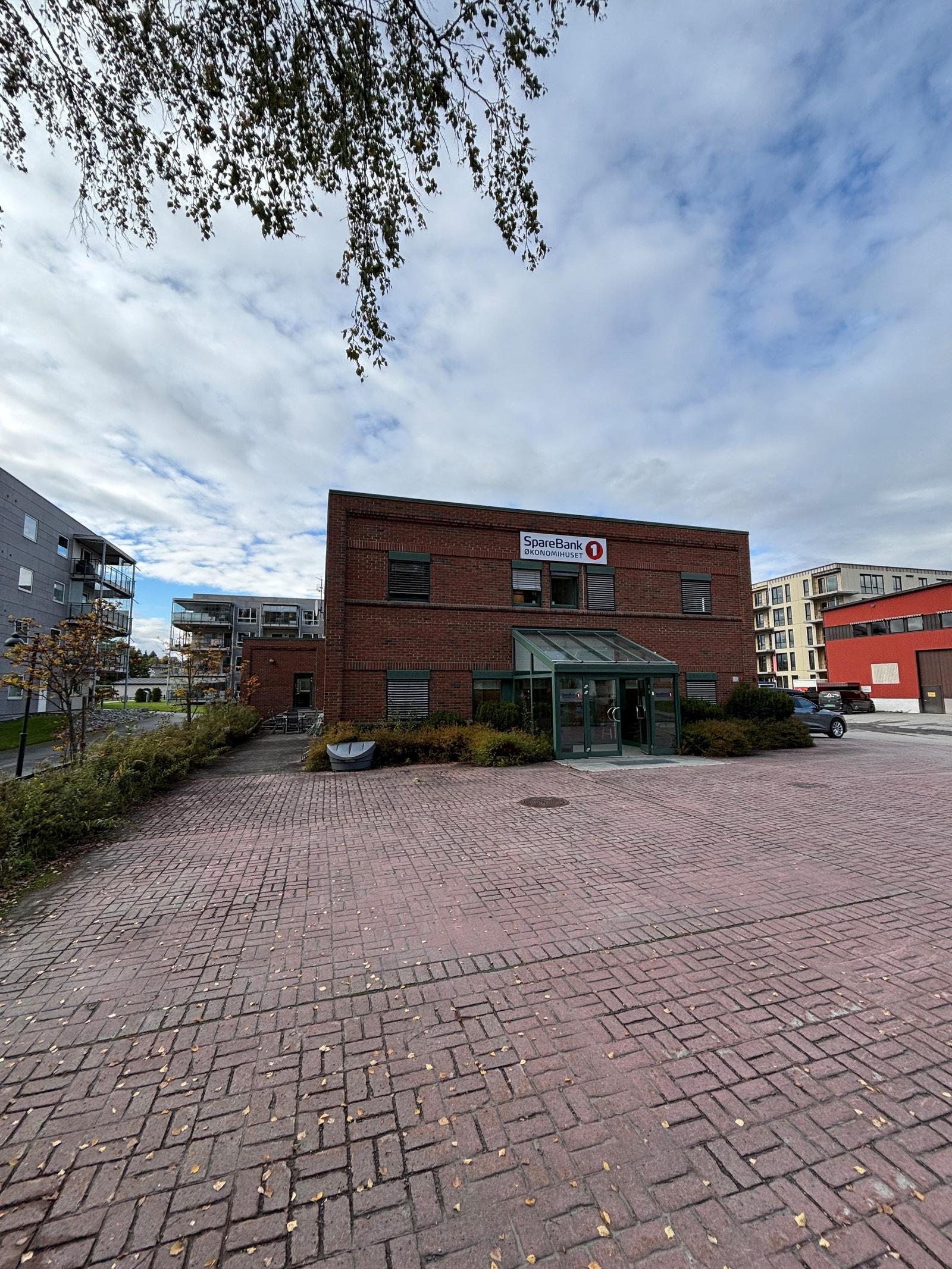 Fasade og parkering Galleribilde