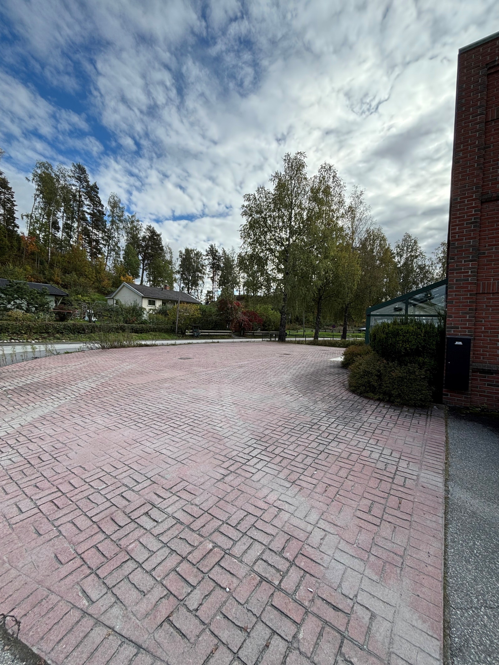 Parkering for ca. 10 biler foran bygget Galleribilde