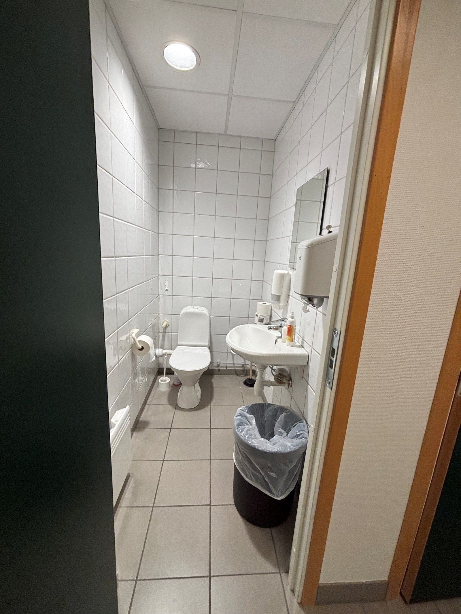 Toalett garderobe 1. etasje Galleribilde