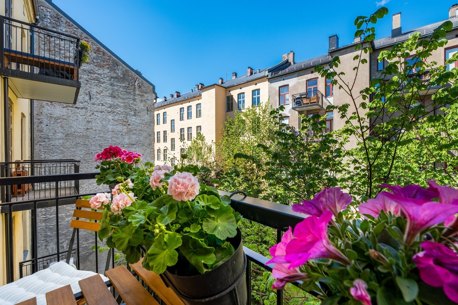 Nydelig balkong med utsyn til frodig bakgård Galleribilde