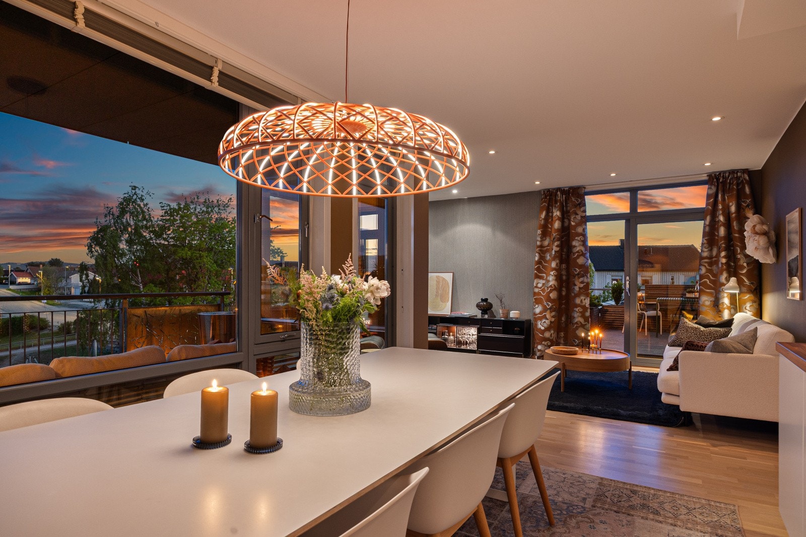 Spisestuen har plass til et stort spisebord for hyggelige middager. Galleribilde