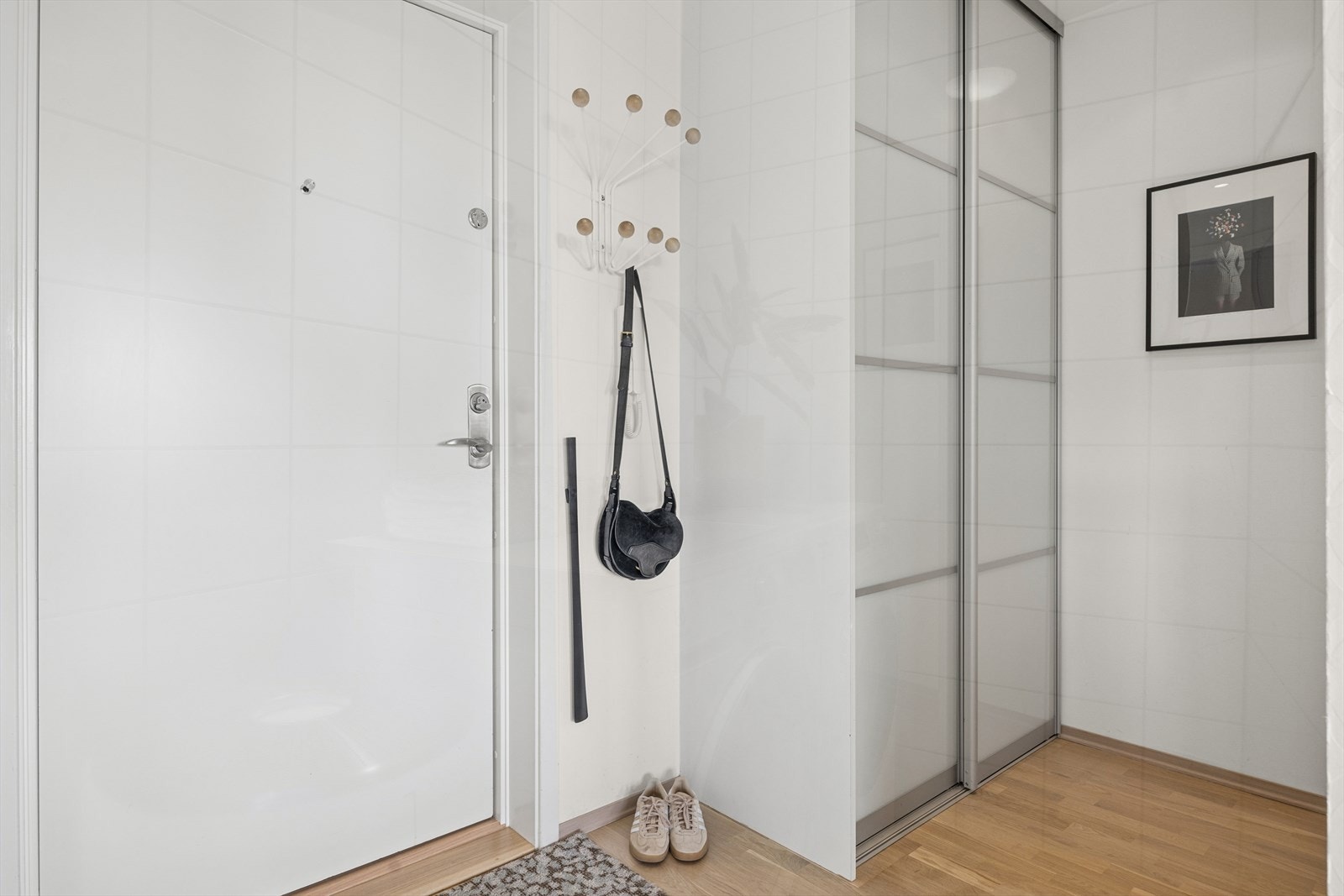 Entréen har en romslig skyvedørsgarderobe for effektiv oppbevaring av yttertøy og sko. Galleribilde