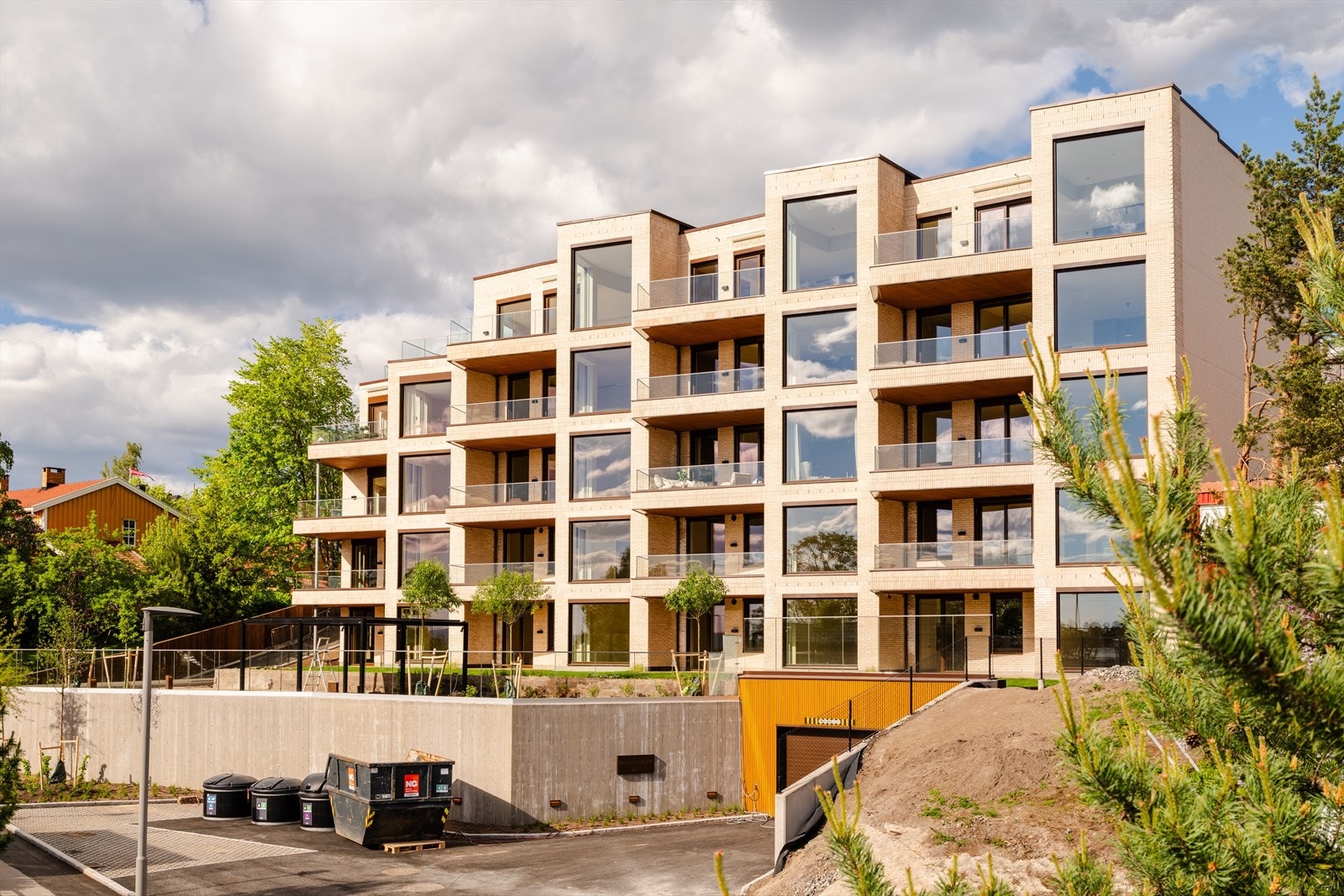 A-lab arkitekter har tegnet et klassisk og vakkert teglhus. Nydelige ornamenter i fasaden gir huset et særpreg, og den mørke teglen blir en fin kontrast til omramminger i treverk og gyllent metall. Galleribilde