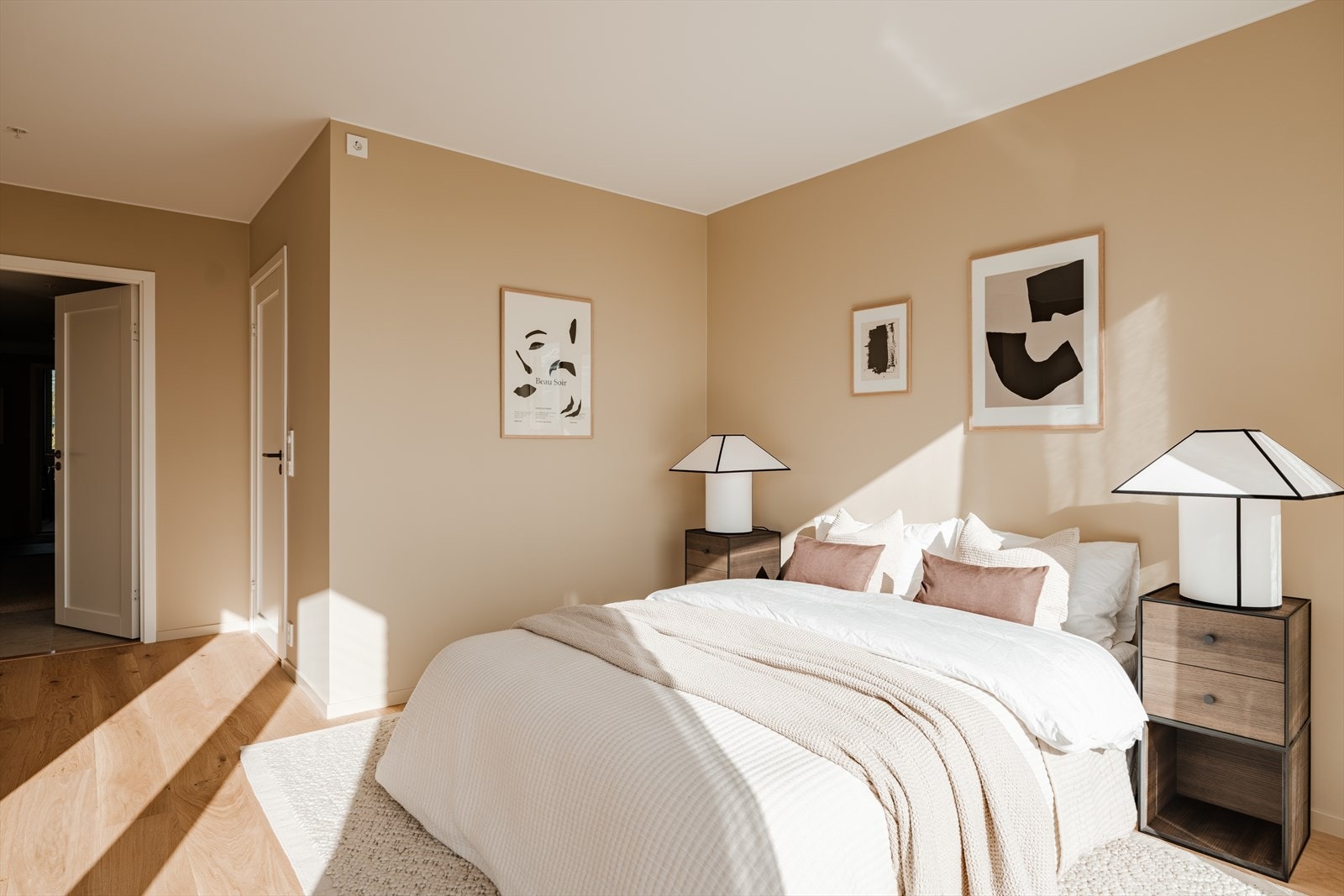 Det er god plass til dobbeltseng med nattbord på hver side, samt annet møblement. Galleribilde