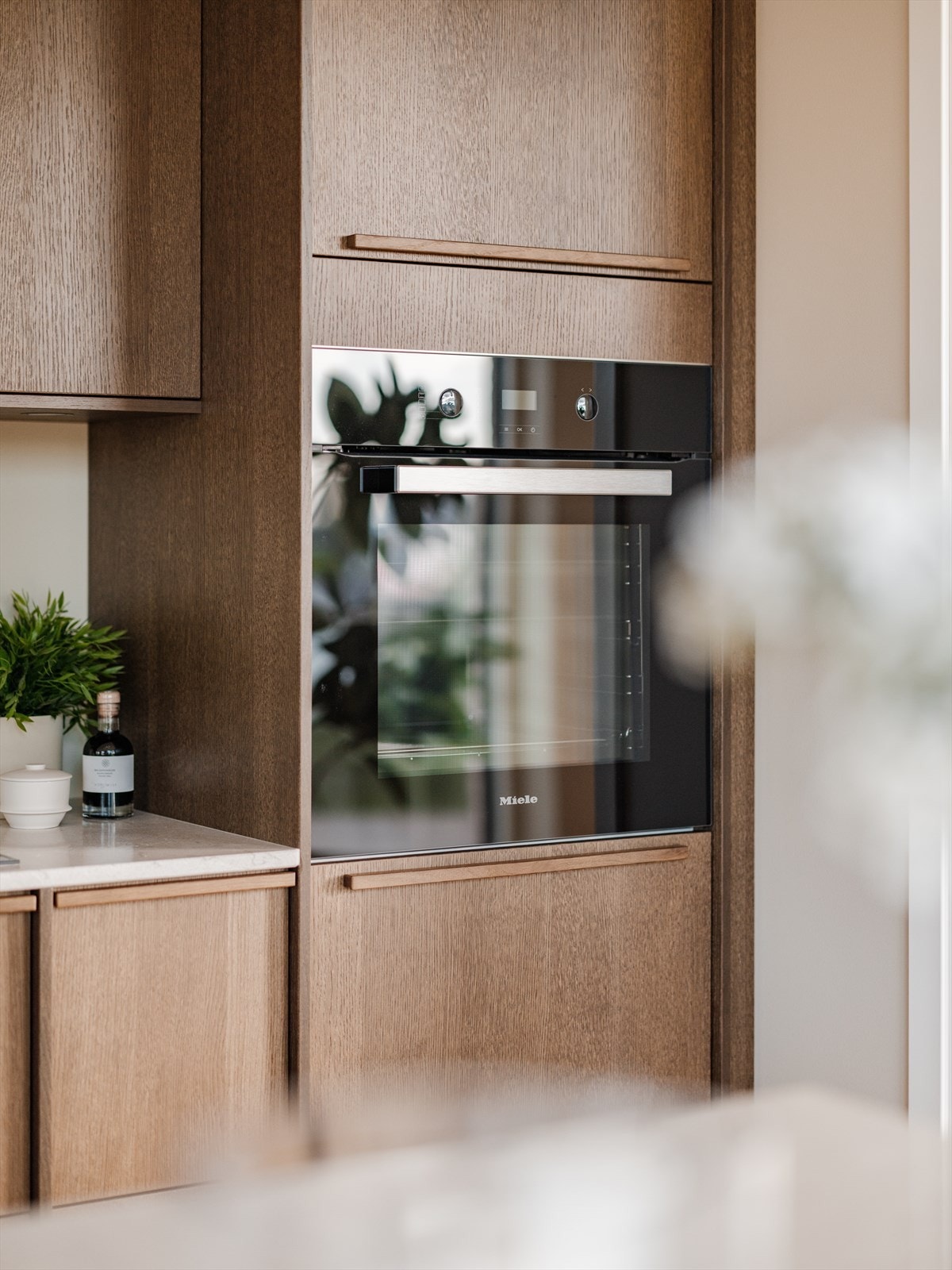 Kjøkkenet har integrerte hvitevarer fra Miele: induksjonsplatetopp 60 cm, oppvaskmaskin, kjøl-/fryseskap og stekeovn. Galleribilde