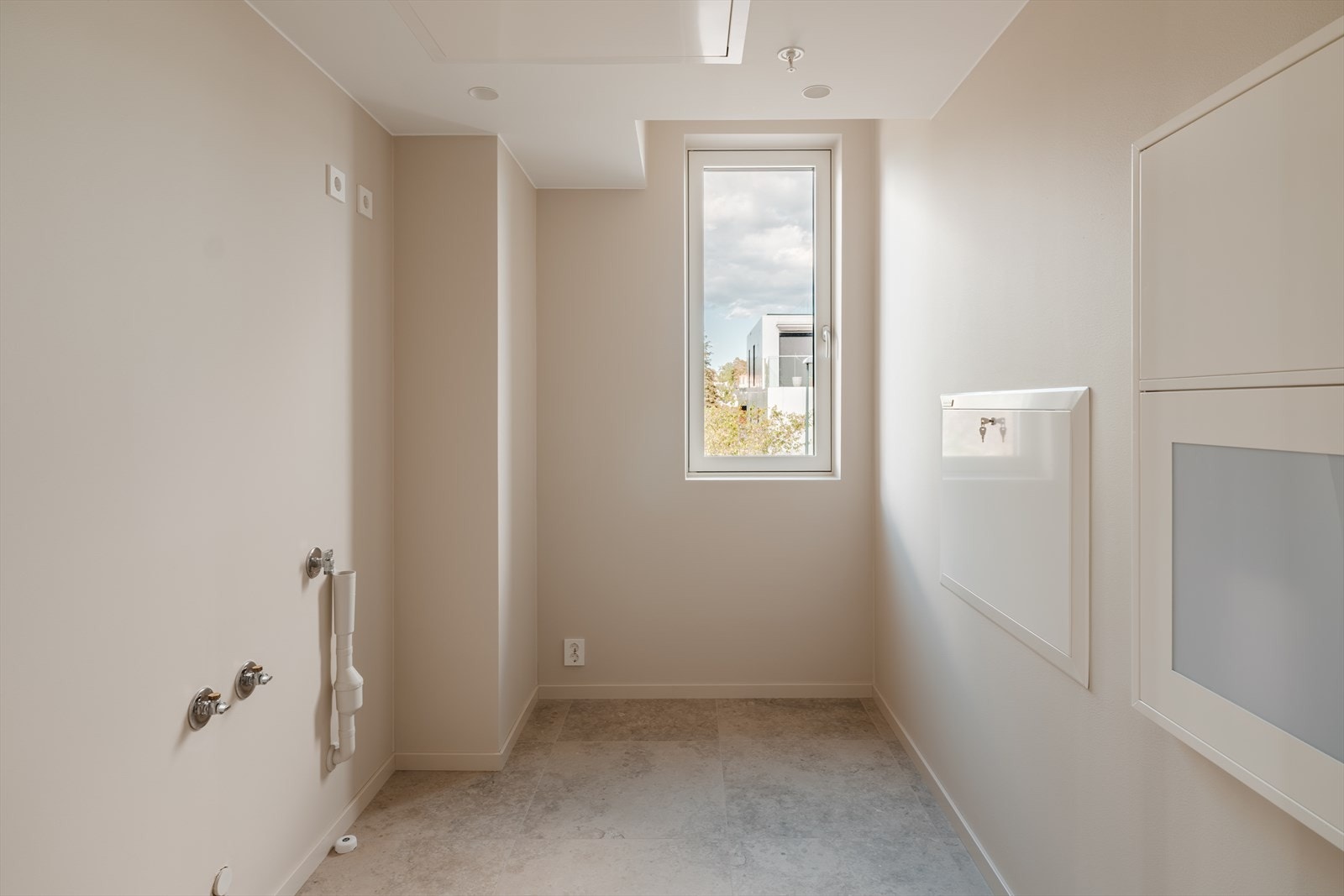 Praktisk innvendig bod på 4 kvm. med opplegg for vaskemaskin og kontakt for tørketrommel i bod (forutsetter kondenstørketrommel). Galleribilde