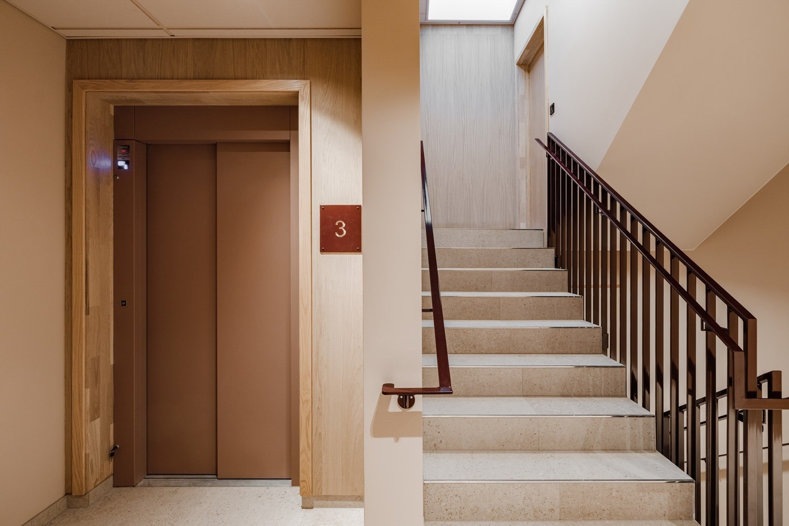 Det er både heis og trappeadkomst til etasjen leiligheten ligger i. Heisen tar deg også enkelt ned til kjeller hvor leiligheten har en ekstern bod på ca. 5 kvm., samt ned til felles garasjeanlegg. Galleribilde