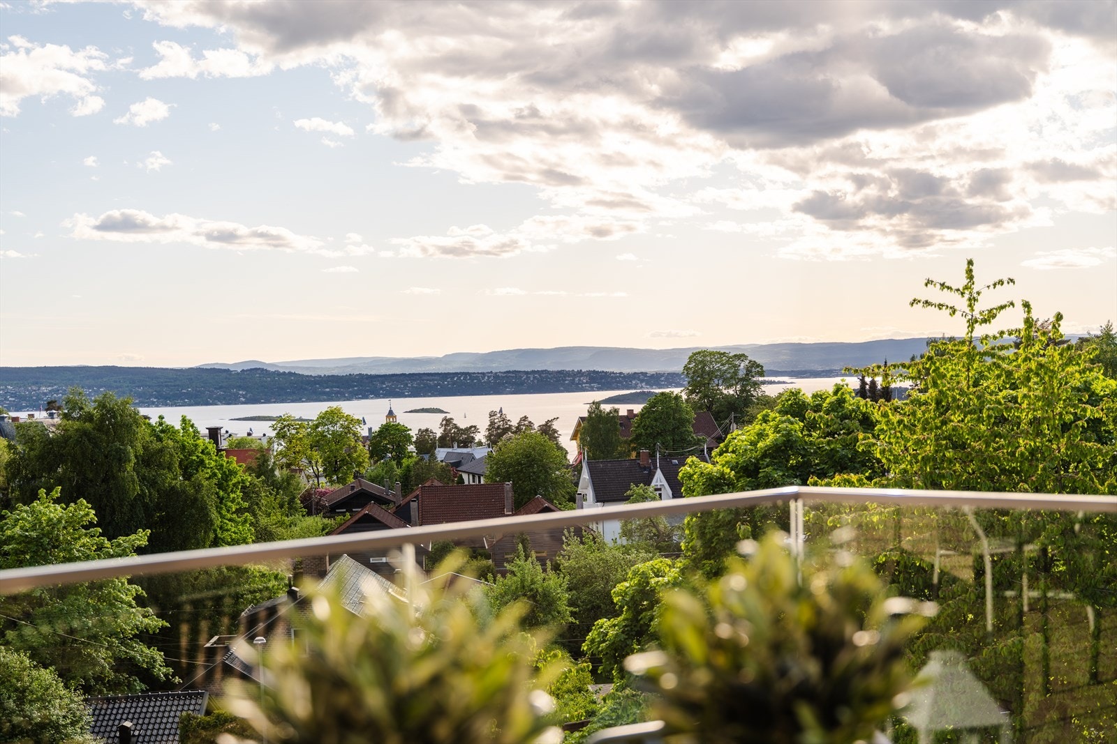 Nydelig utsikt over fjorden og over til Nesoddetangen. Galleribilde